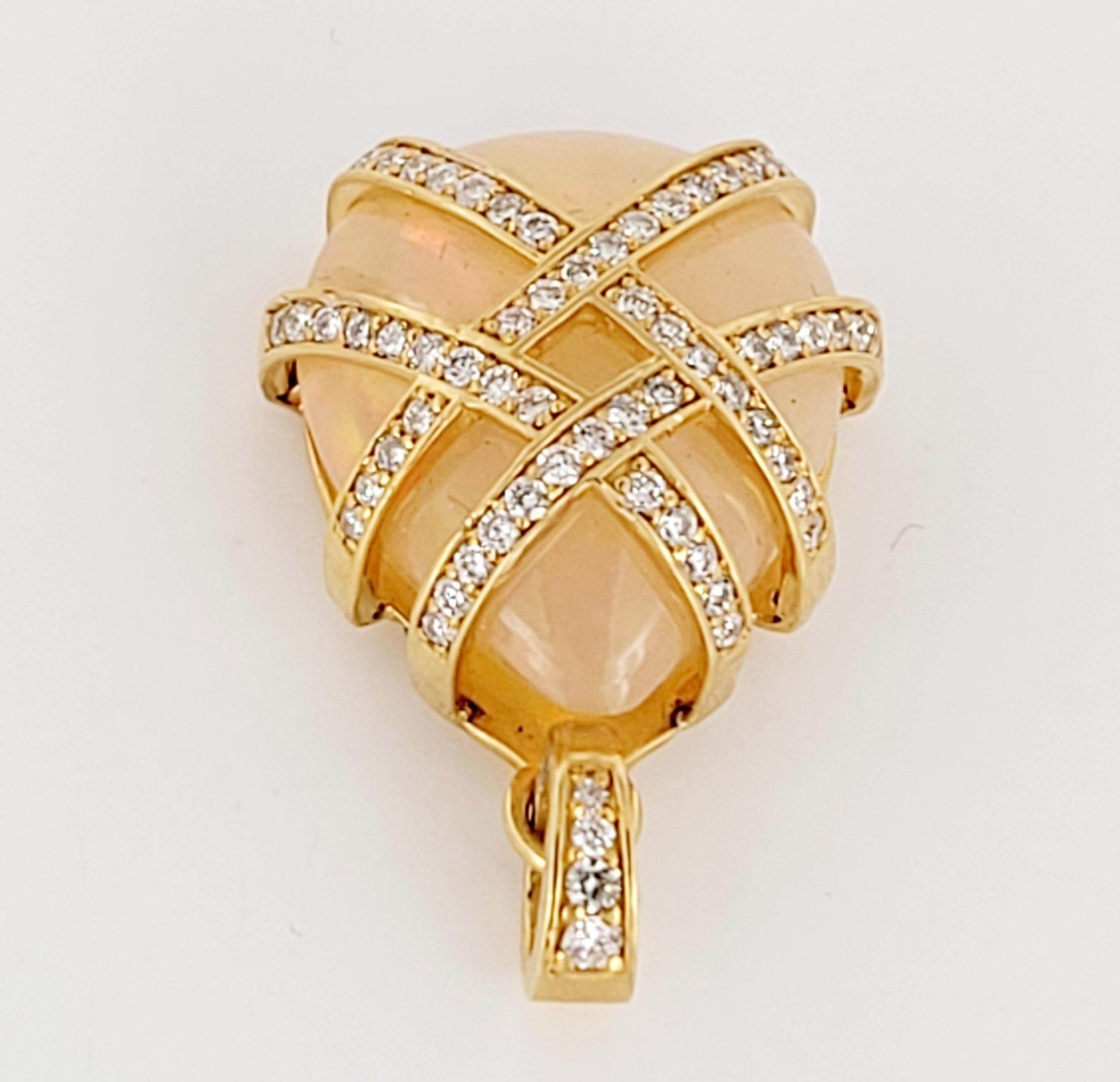 Handgefertigter Opal-Anhänger von Juwelieren mit Diamanten aus 14 Karat Gelbgold  (Ovalschliff) im Angebot