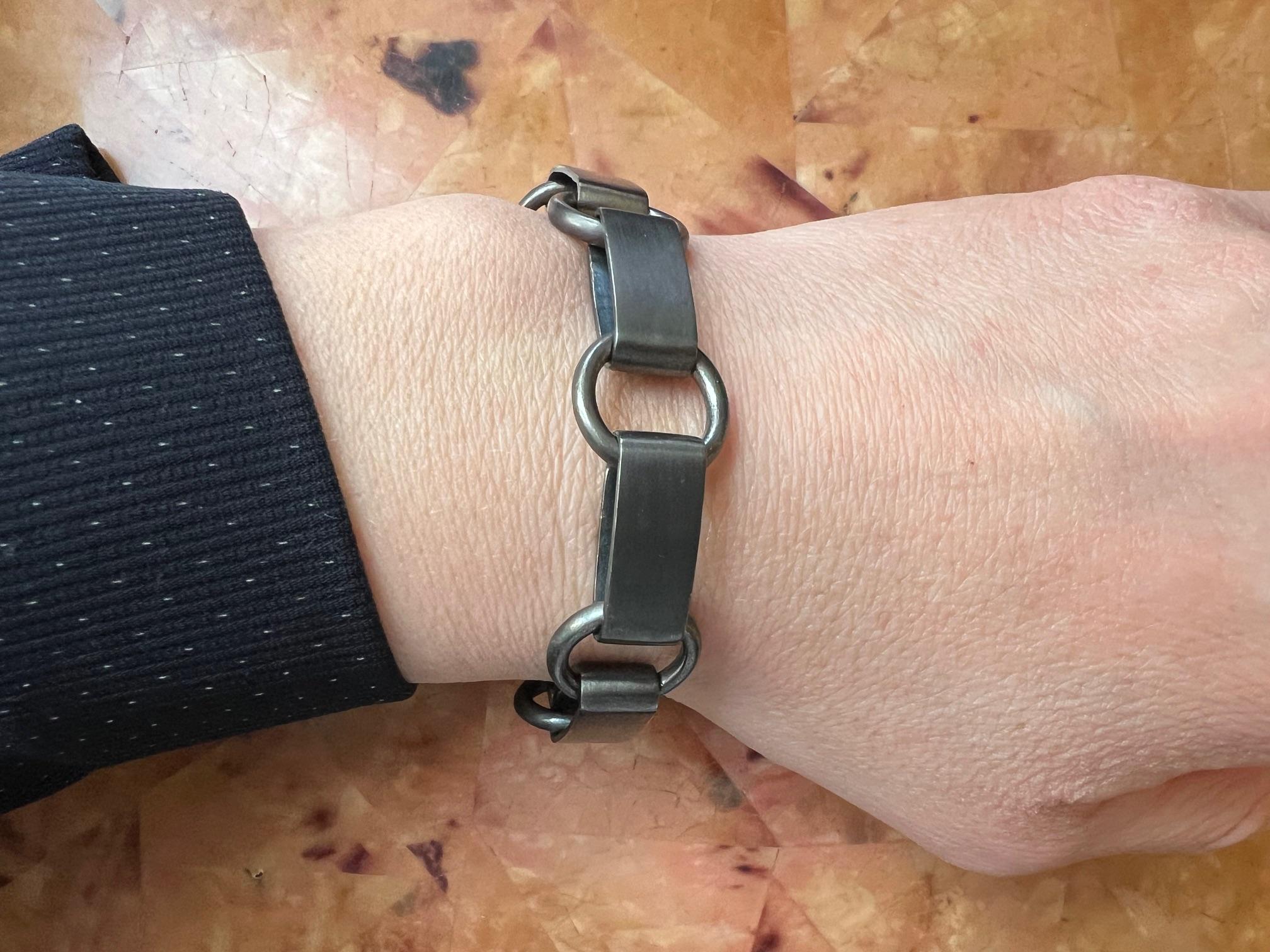 Hand Made A Link Bracciale con finitura opaca in argento sterling rodiato nero in vendita 1