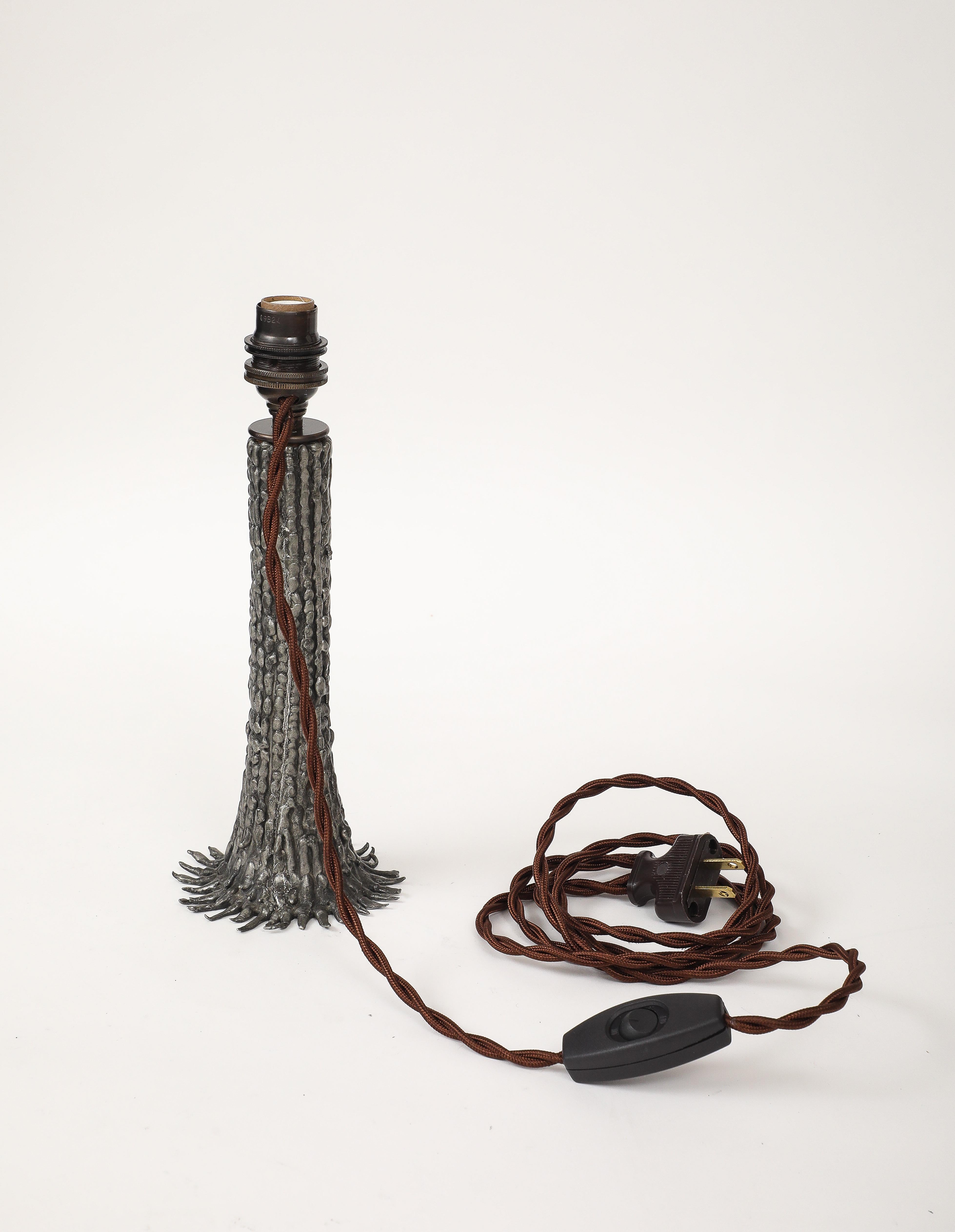 Lampe d'arbre en étain à la cire perdue, France, c. 1970, estampillée, signée Bon état - En vente à Brooklyn, NY