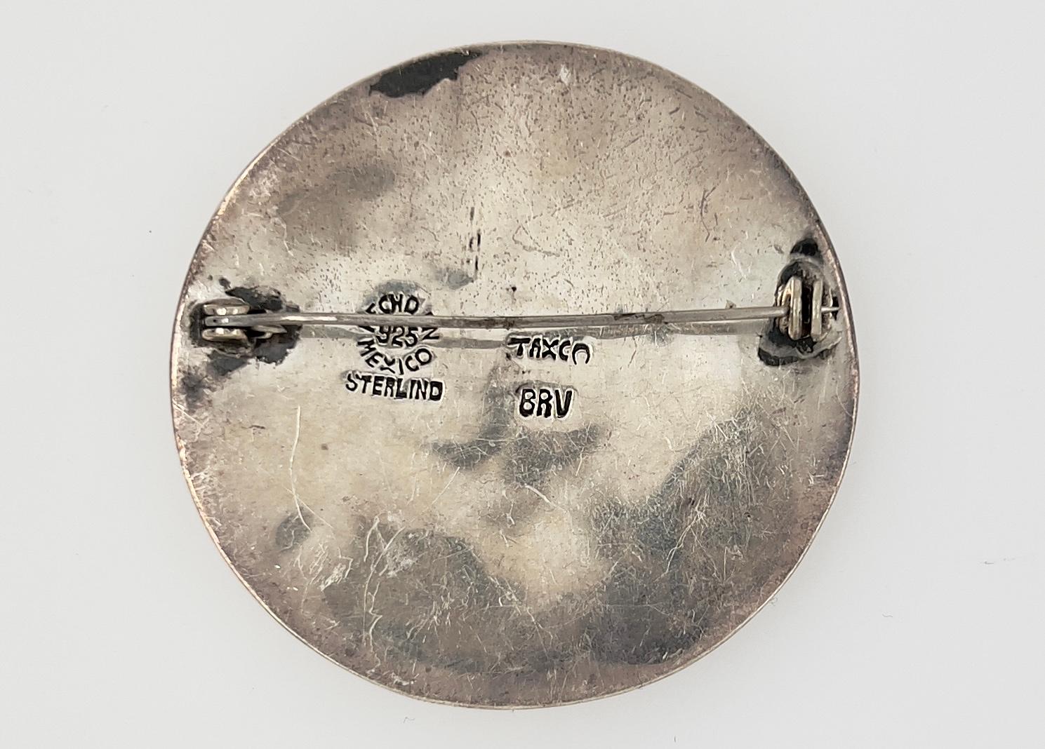 Metall: Silber
Antike
Durchmesser: 2 Zoll
Handgefertigt in Mexiko