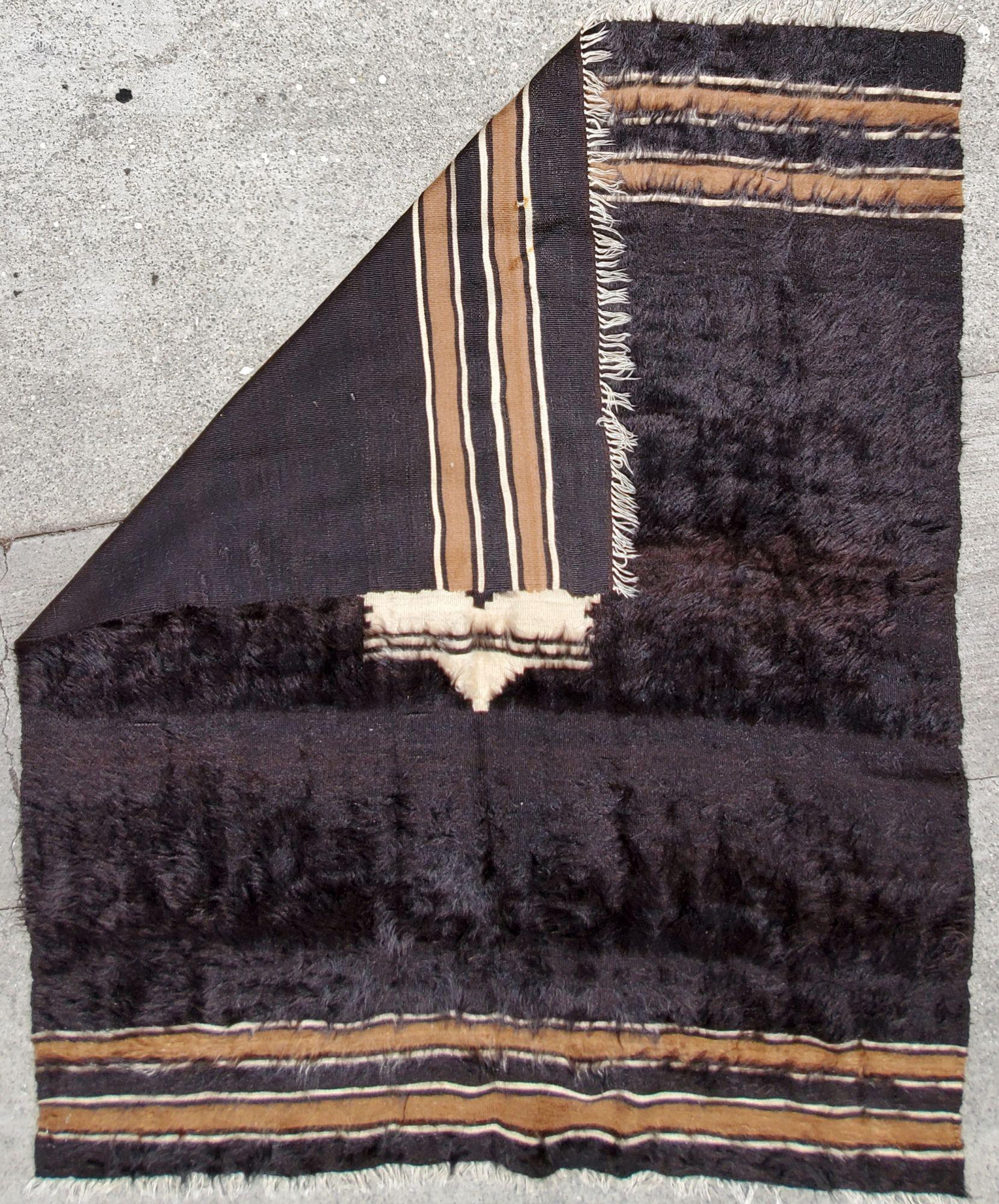 Handgefertigter türkischer Mohairteppich aus der Mitte des Jahrhunderts.
Brauner Hintergrund mit dunkelbraunem Mittelauge mit Fransen und Seitenstreifen.

  Maße ca. 60 x 72
