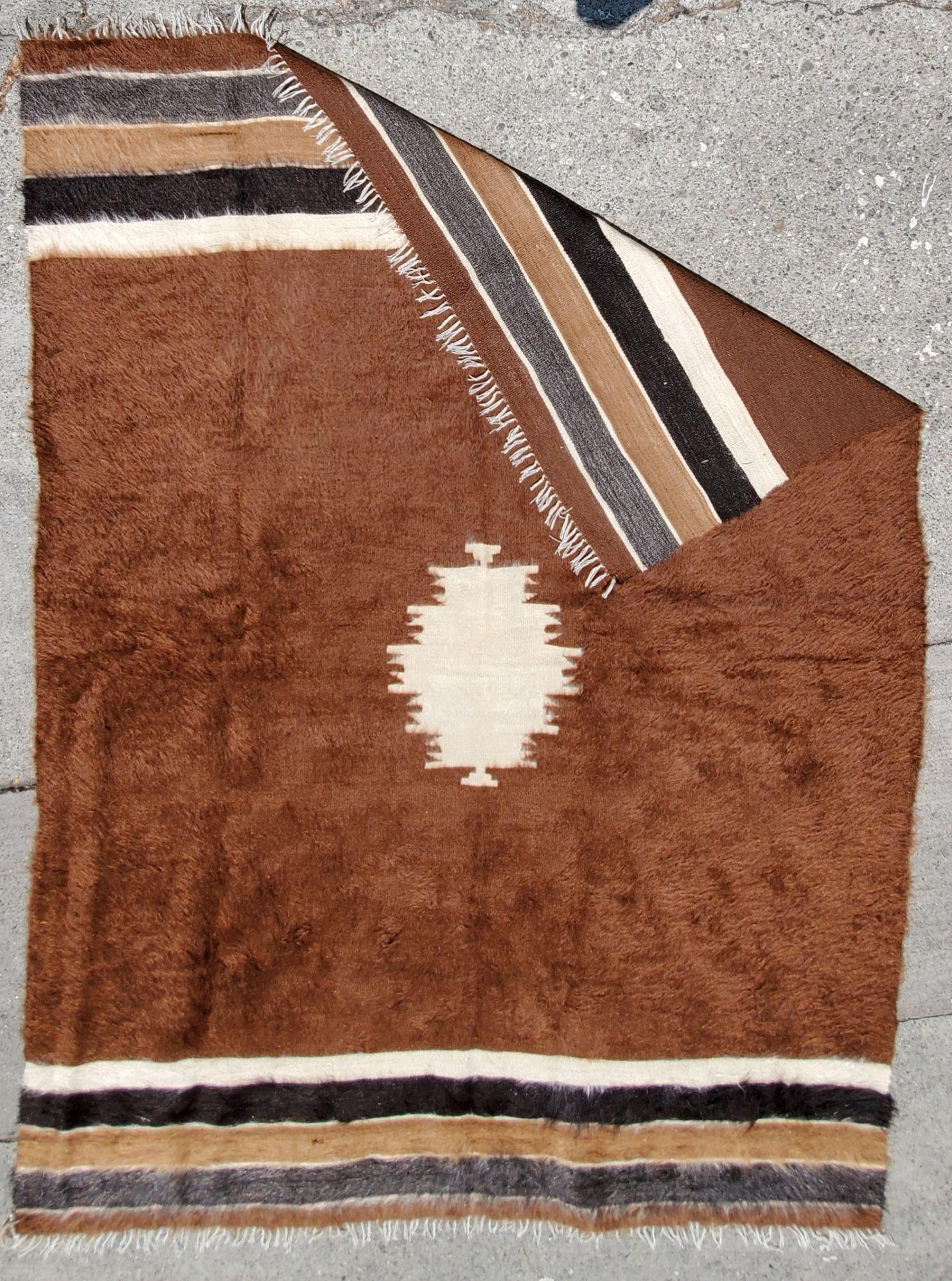 Handgefertigter Mohair-Mid-Century-Teppich  - Brauner Hintergrund mit Mittelauge und grau-weiß-braunen Streifen.

Maße ca. 78 x 67