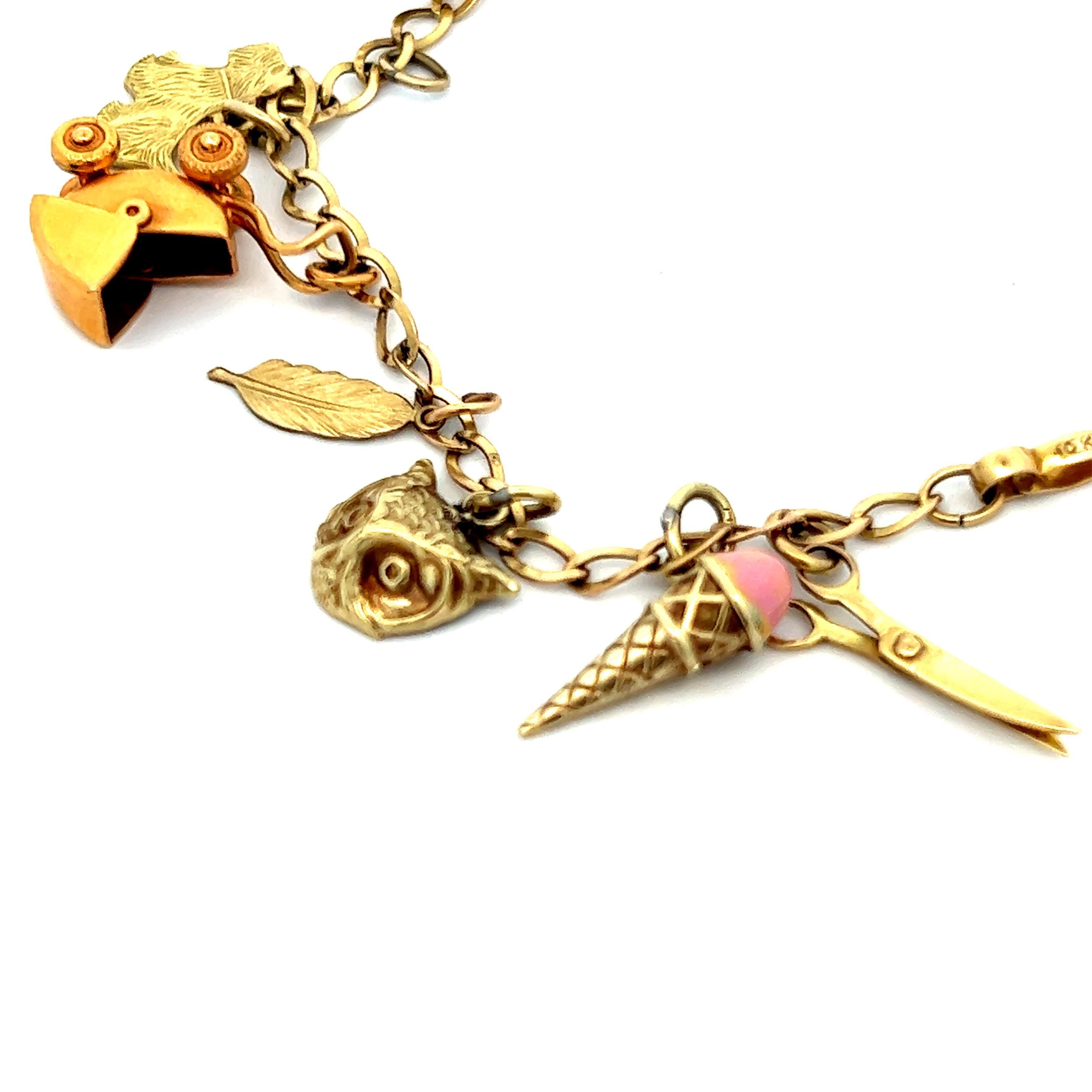 Hand Made Bracciale mobile 14 charme 10K YG Ca. 1950 In condizioni buone in vendita a Lexington, KY