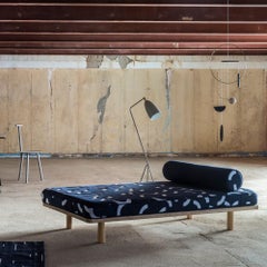 Cama de Día Hand Made de Roble, Colchón Textil Bordado Moderno y Cojines Bolster