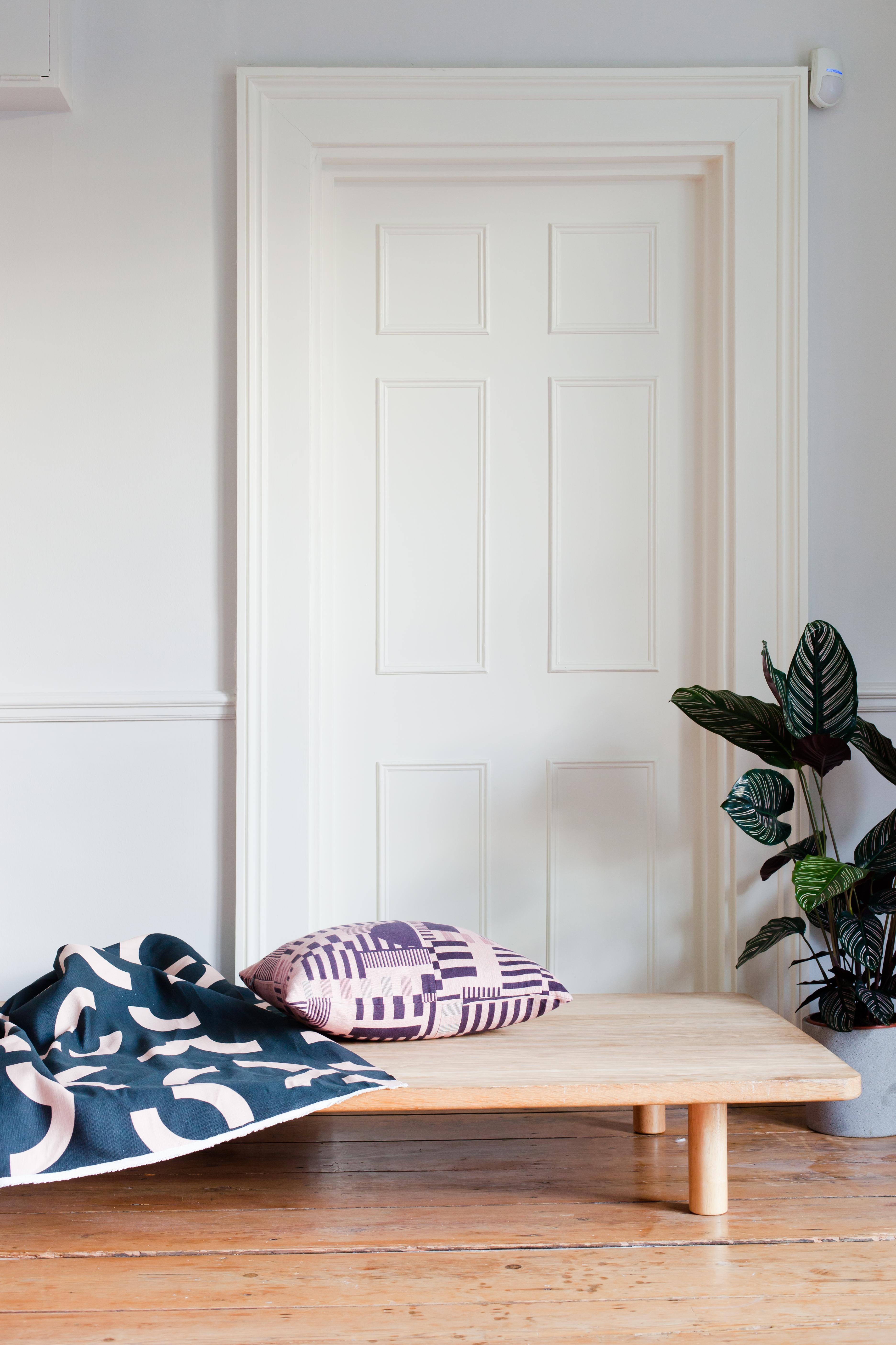 Handgefertigtes Eichenholz-Tagesbett, moderne bestickte Textilmatresse und Nackenrollenkissen im Zustand „Neu“ im Angebot in London, GB