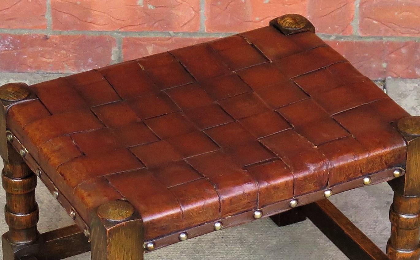 Tabouret en chêne du 19ème siècle avec sangle en cuir, entièrement fait à la main, période Arts & Crafts en vente 5