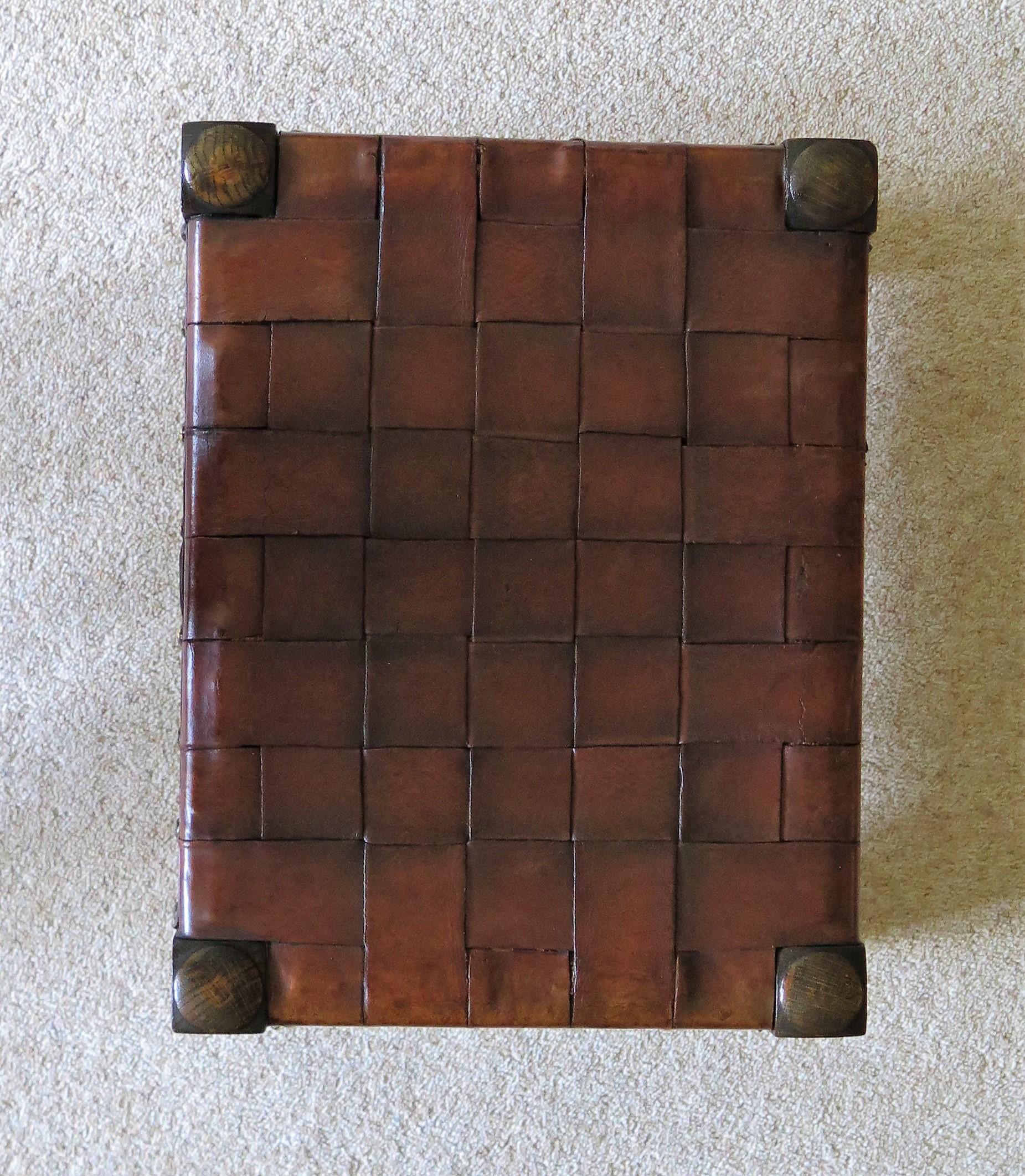 Tissu Tabouret en Oak Oak fait à la main avec dessus en cuir, Arts & Crafts Fin du 19ème siècle en vente