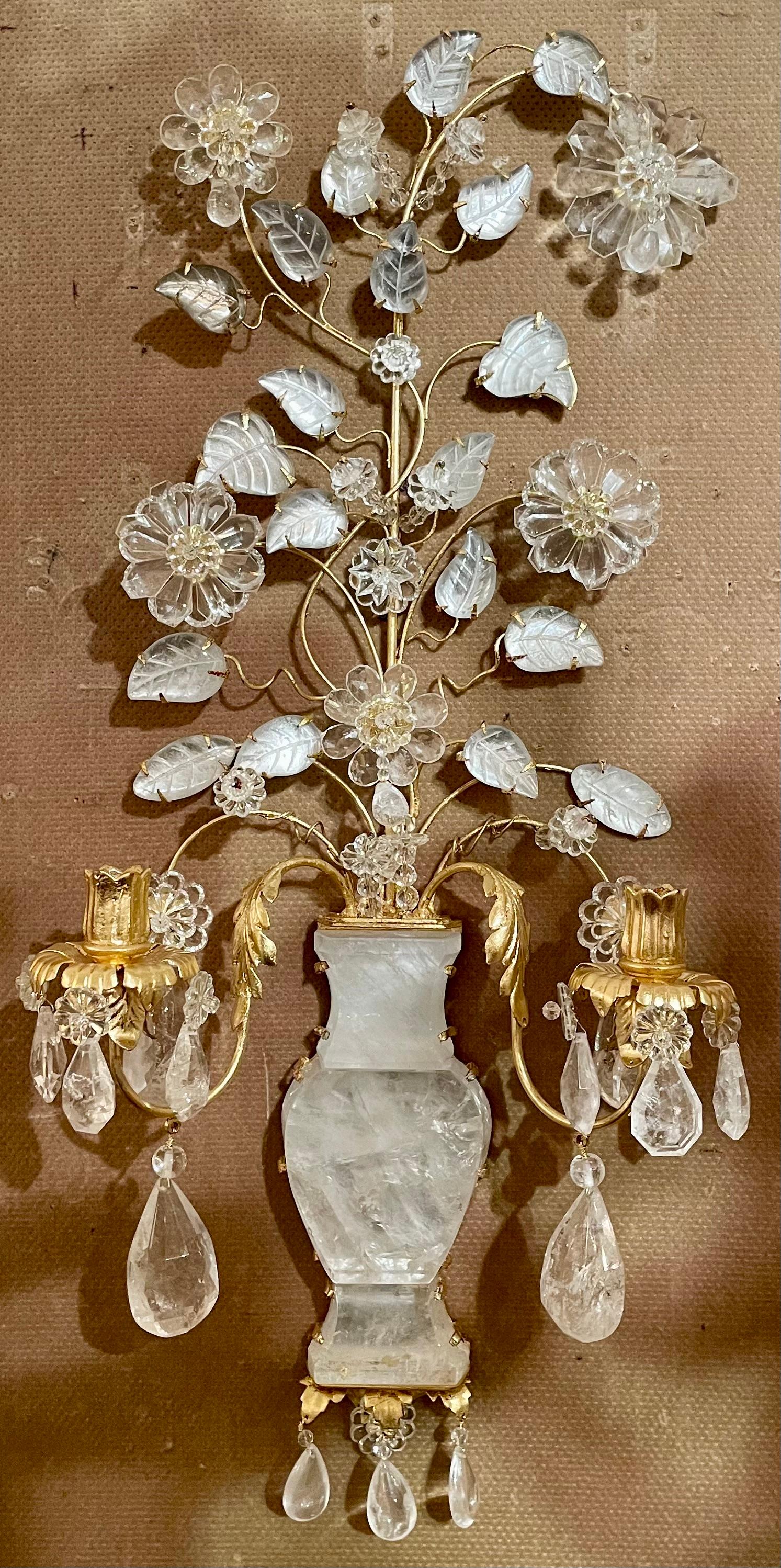 Coppia di lampade da parete con urna floreale in cristallo di rocca e tinta dorata francese, realizzate a mano.