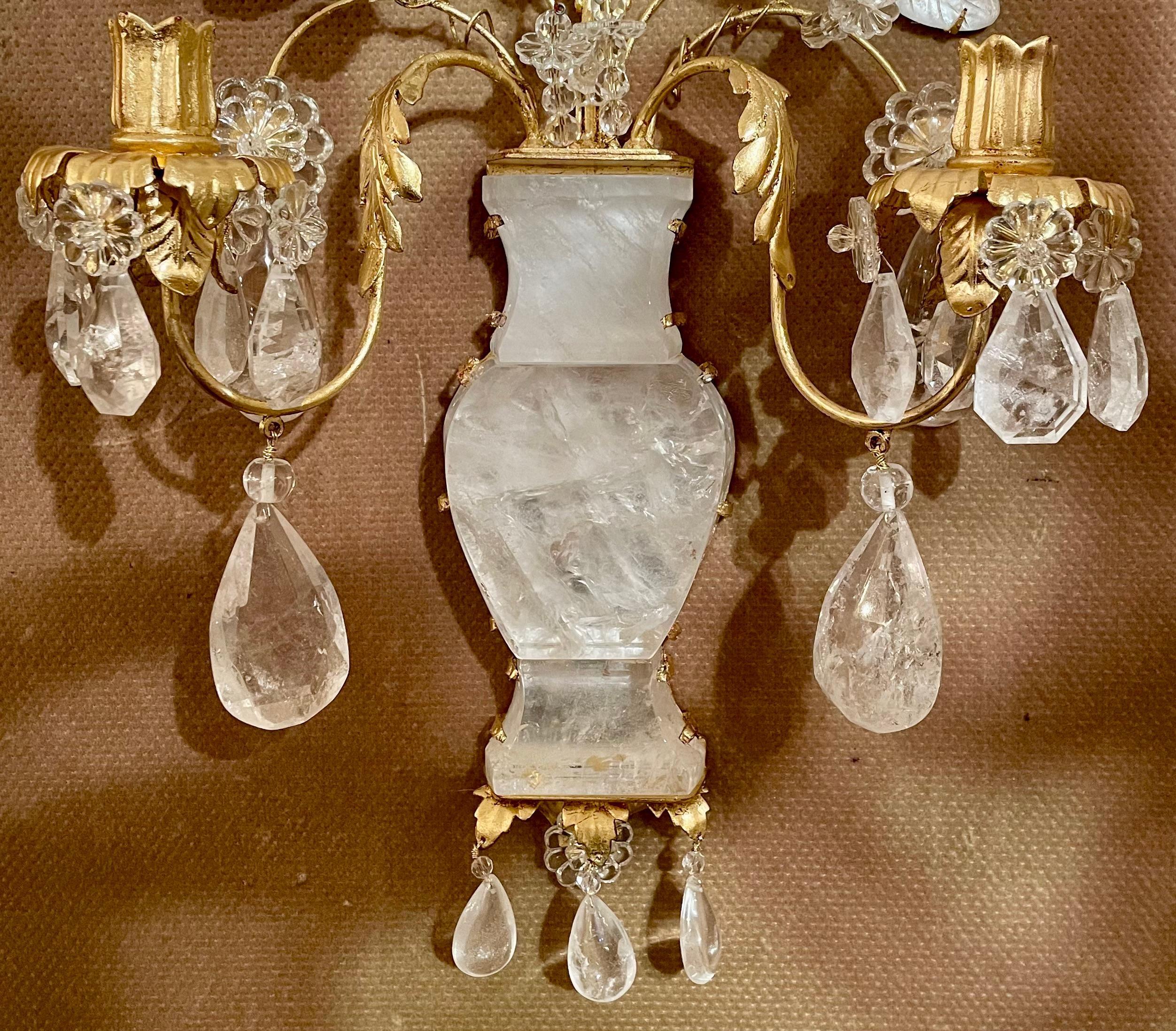 Francese Coppia di lampade da parete con urna floreale in cristallo di rocca e tole dorate francesi, fatte a mano in vendita
