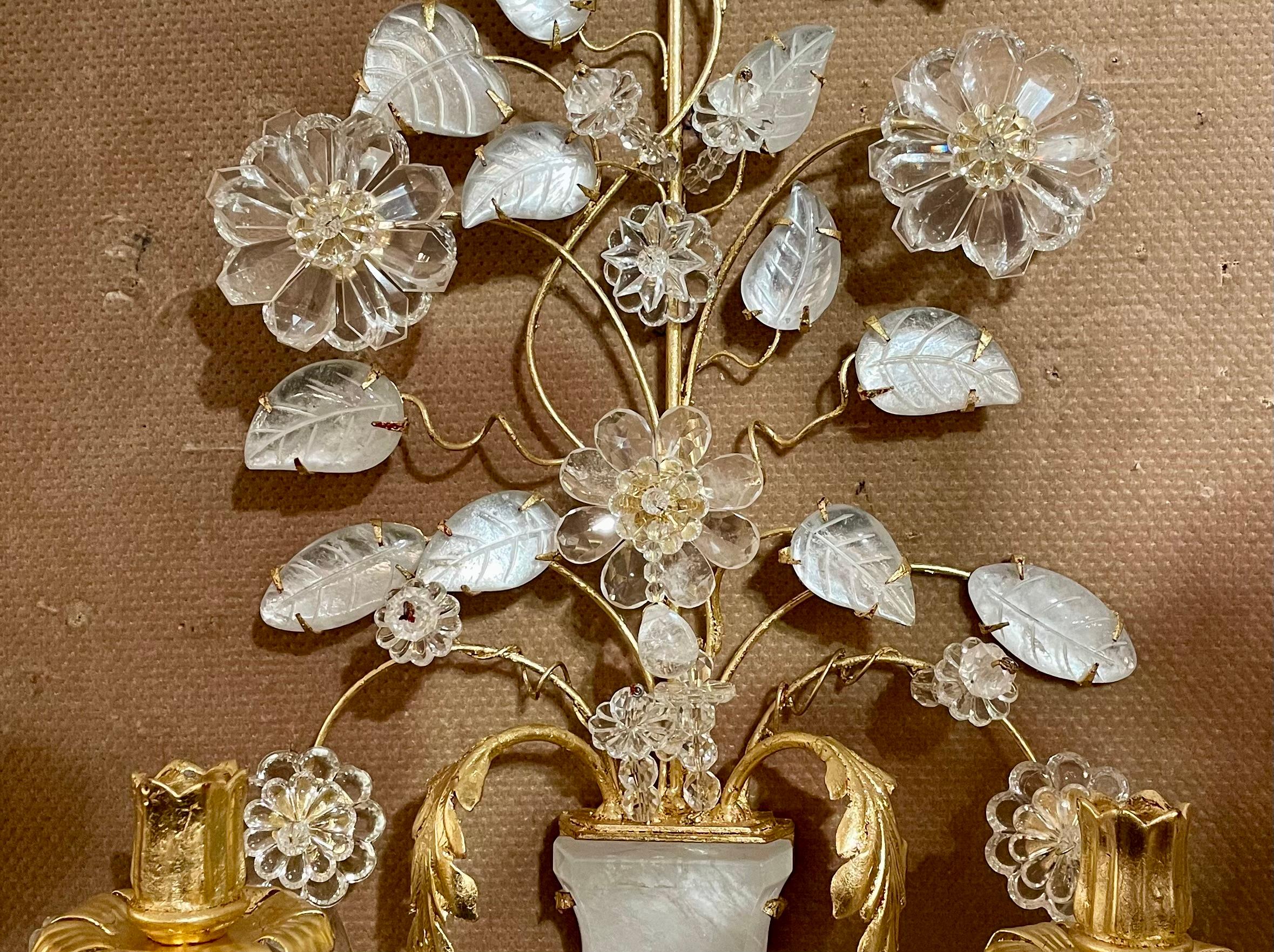 Coppia di lampade da parete con urna floreale in cristallo di rocca e tole dorate francesi, fatte a mano In condizioni buone in vendita a New Orleans, LA