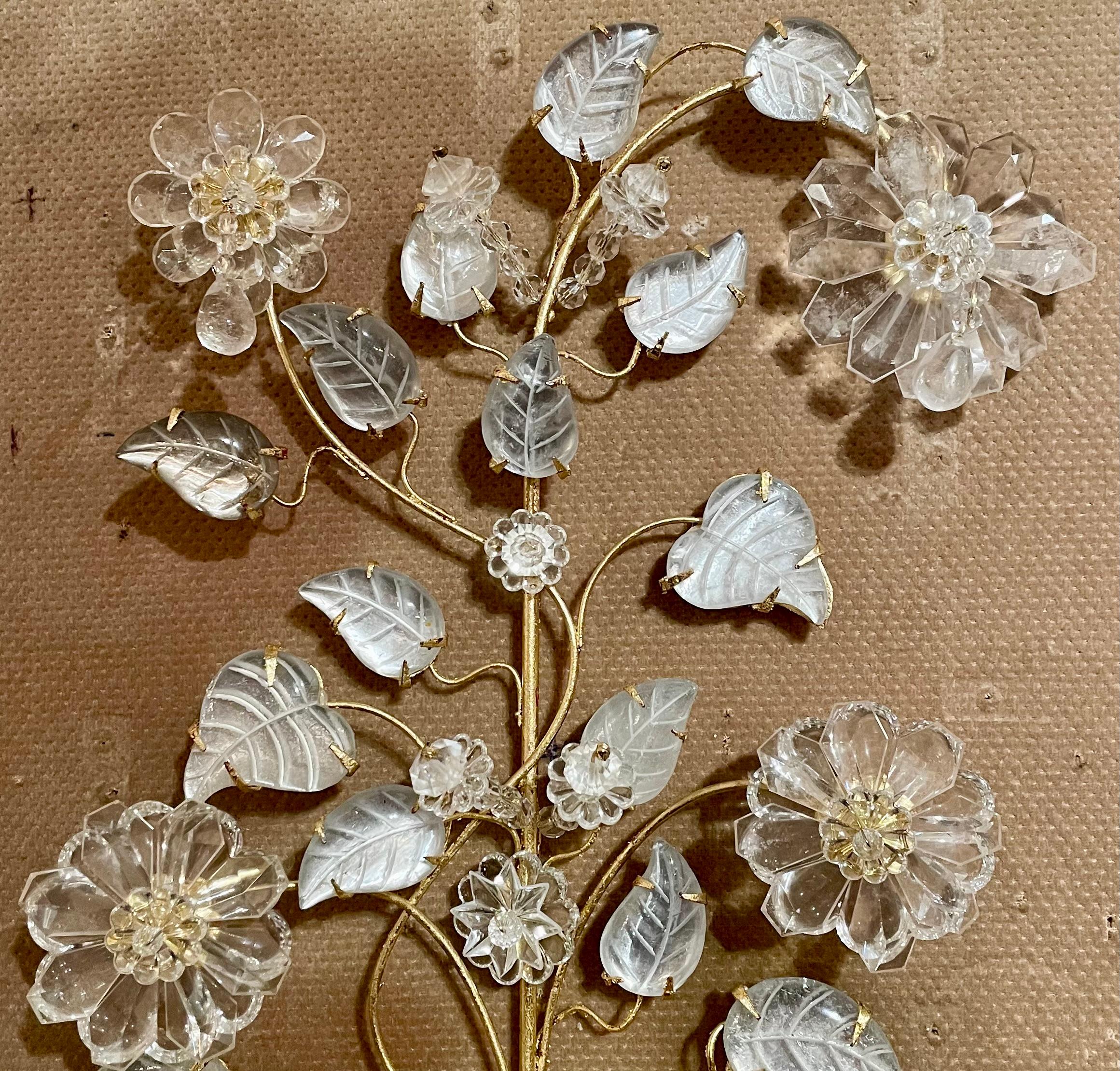 XX secolo Coppia di lampade da parete con urna floreale in cristallo di rocca e tole dorate francesi, fatte a mano in vendita