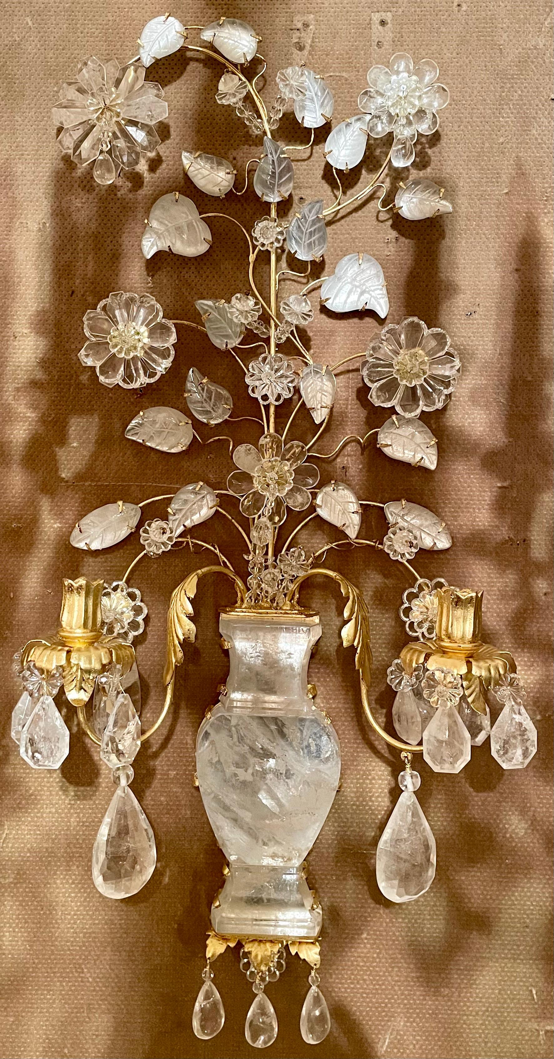 Cristallo di rocca Coppia di lampade da parete con urna floreale in cristallo di rocca e tole dorate francesi, fatte a mano in vendita