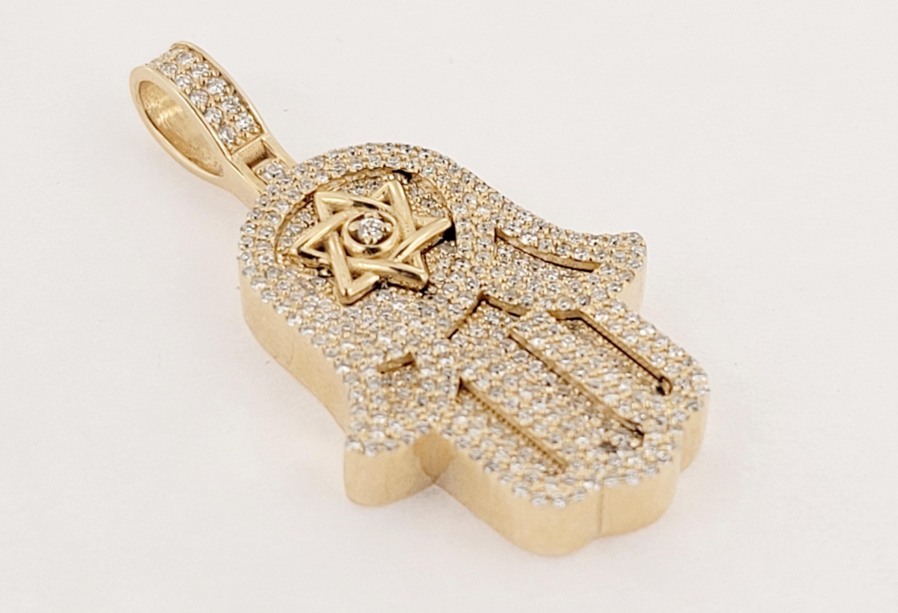 Pendentif fait à la main 
ConditNew 
Or jaune 14K
Dimension 34.8 X 18.5
Epaisseur 4mm 
Pierre principale Diamant
Diamant 1,90ct
Clarté du diamant VS
Grade de couleur G
Poids 6.2gr
Prix de vente au détail : 3 500