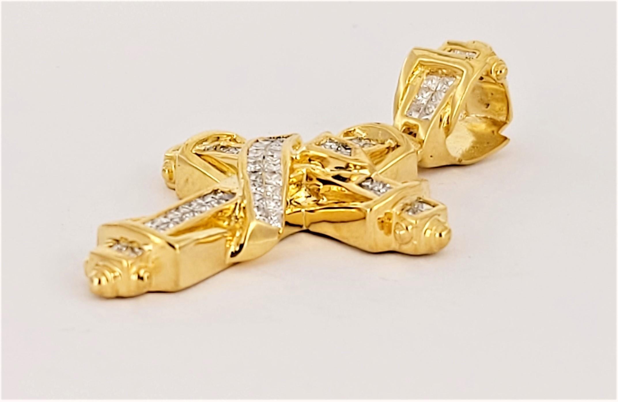 Hand-Made Pendant in 14K Yellow Gold with  Diamonds In New Condition For Sale In New York, NY