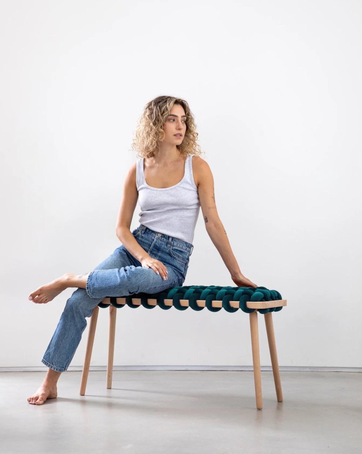 Nata dall'apprezzamento per l'eleganza, la panca intrecciata è un pezzo fatto a mano che conferisce un'aria scultorea e giocosa a qualsiasi ingresso o spazio abitativo. Ogni panca è realizzata con cura grazie a una tecnica di tessitura che fonde un
