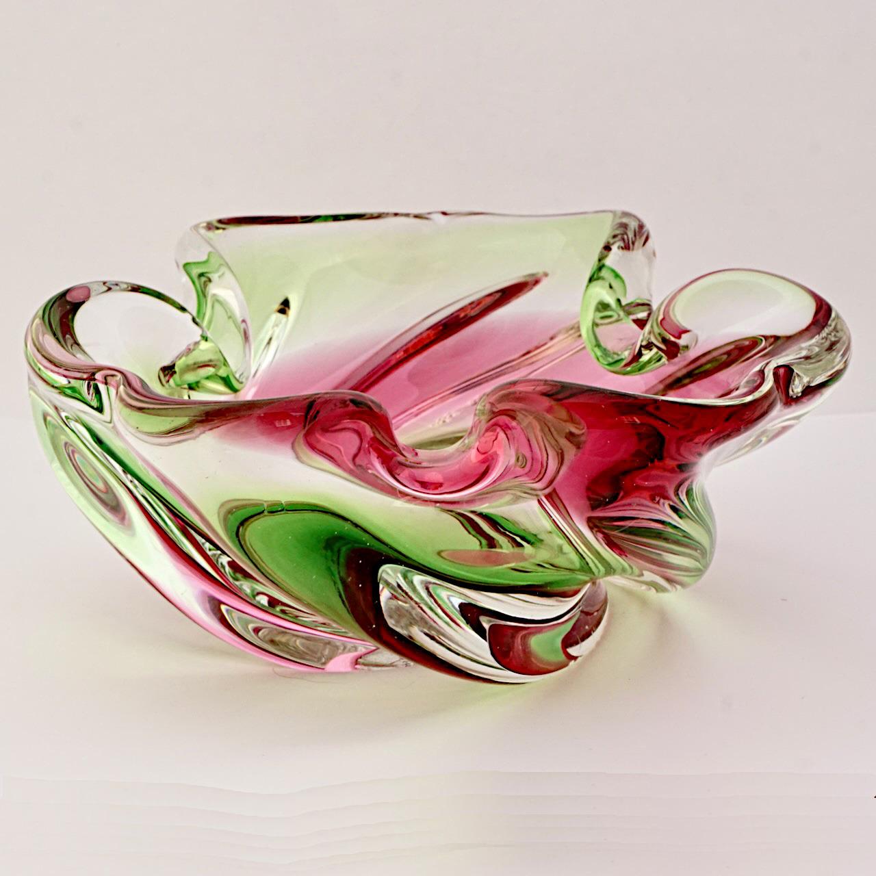 Cendrier / bol en verre d'art lourd fabriqué à la main dans une belle couleur rose et verte. Le cendrier a une jolie forme organique incurvée. Il est en très bon état, avec quelques petits éclats et rayures sur le dessous. Diamètre de 17 cm / 6.69