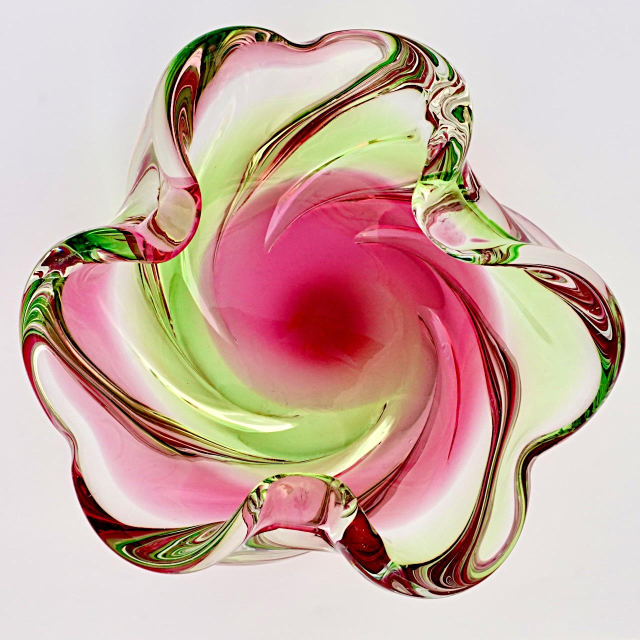 Cendrier / bol en verre d'art rose et vert fabriqué à la main, vers les années 1960 Bon état à London, GB