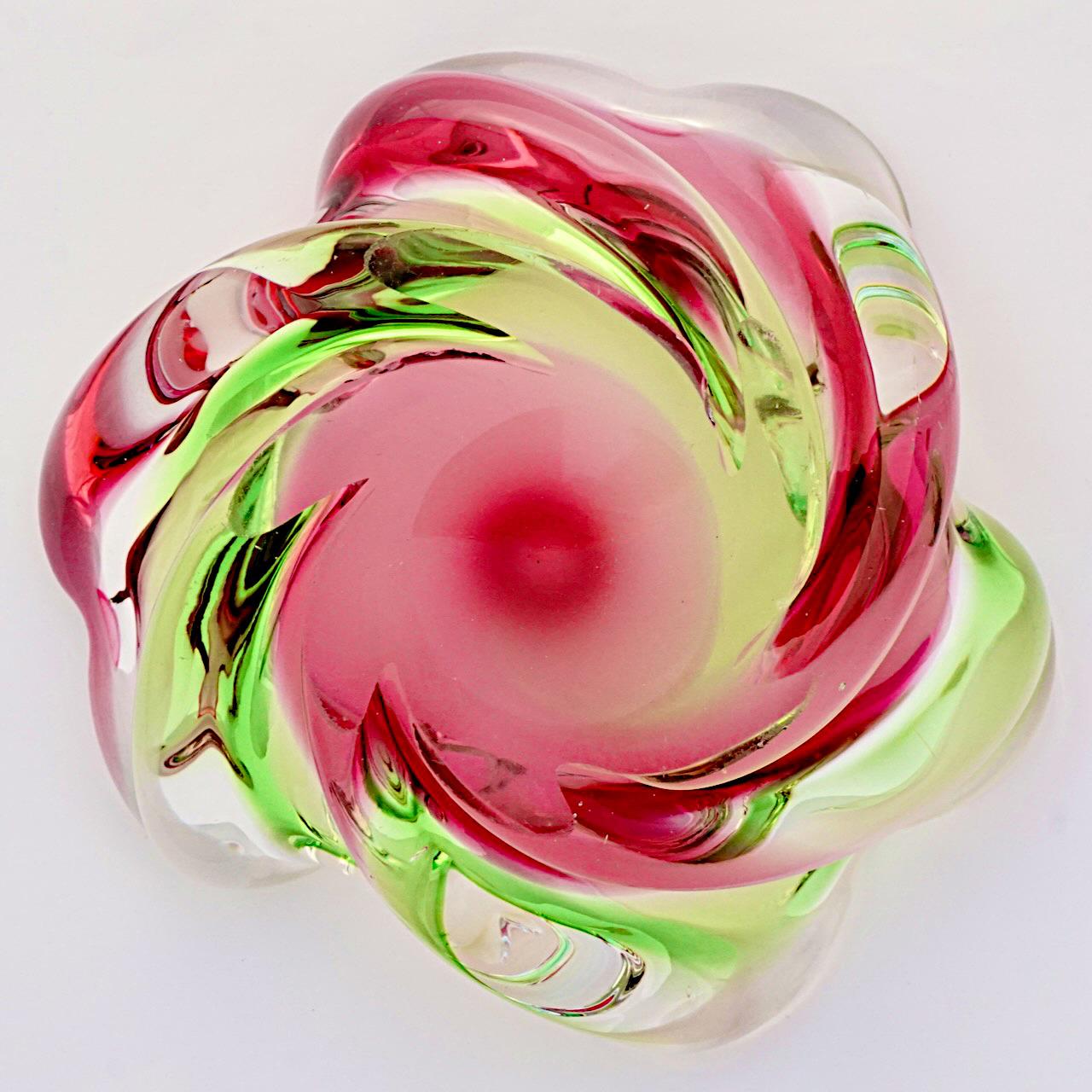 Milieu du XXe siècle Cendrier / bol en verre d'art rose et vert fabriqué à la main, vers les années 1960