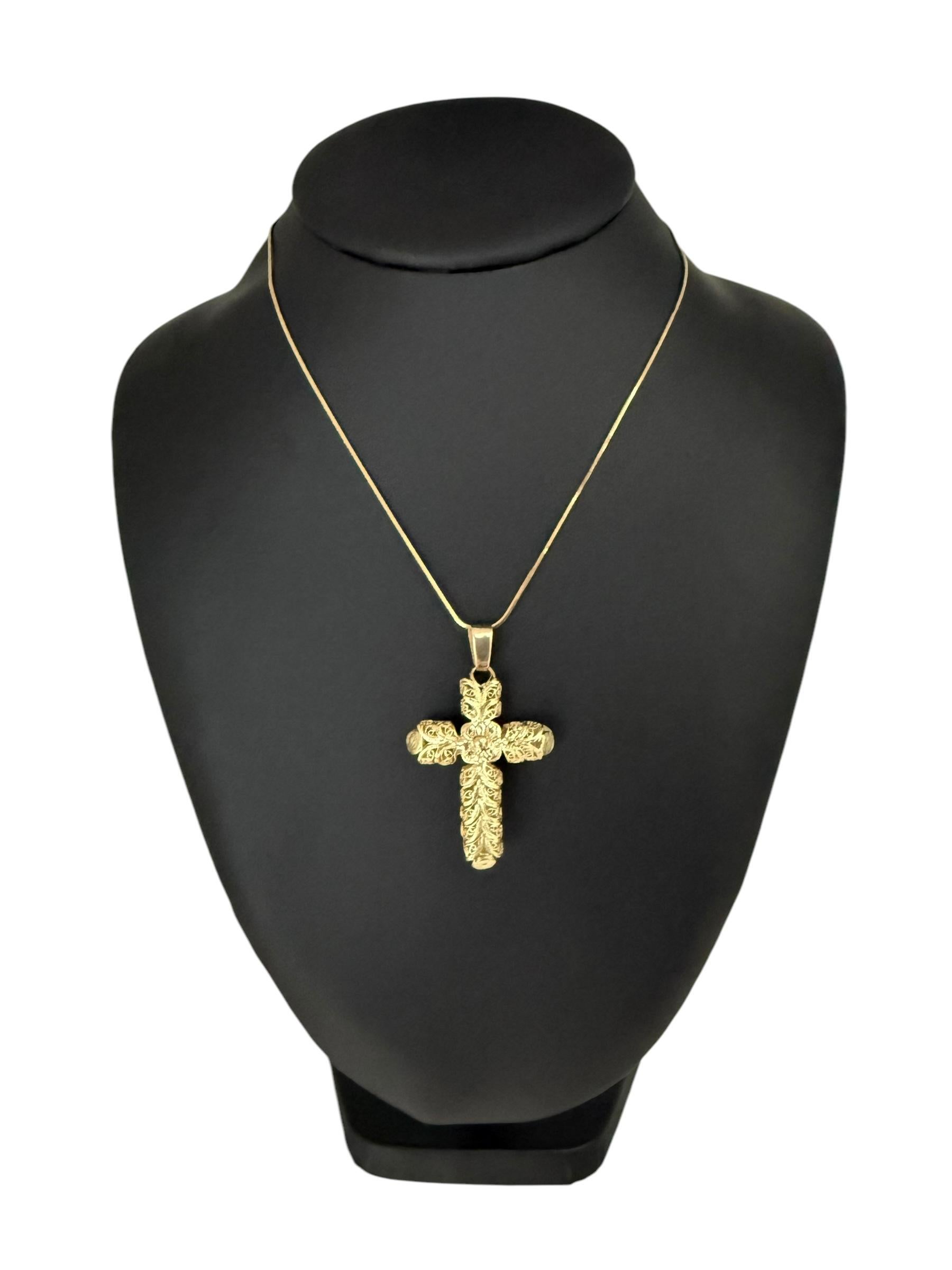 Artisan Hand-Made Portuguese Yellow and Rose Gold Cross Filigree For Sale