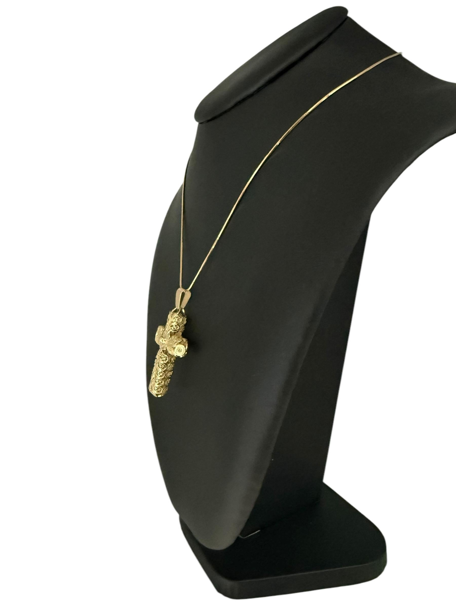 Hand-Made Portuguese Yellow and Rose Gold Cross Filigree In Good Condition For Sale In Esch sur Alzette, Esch-sur-Alzette