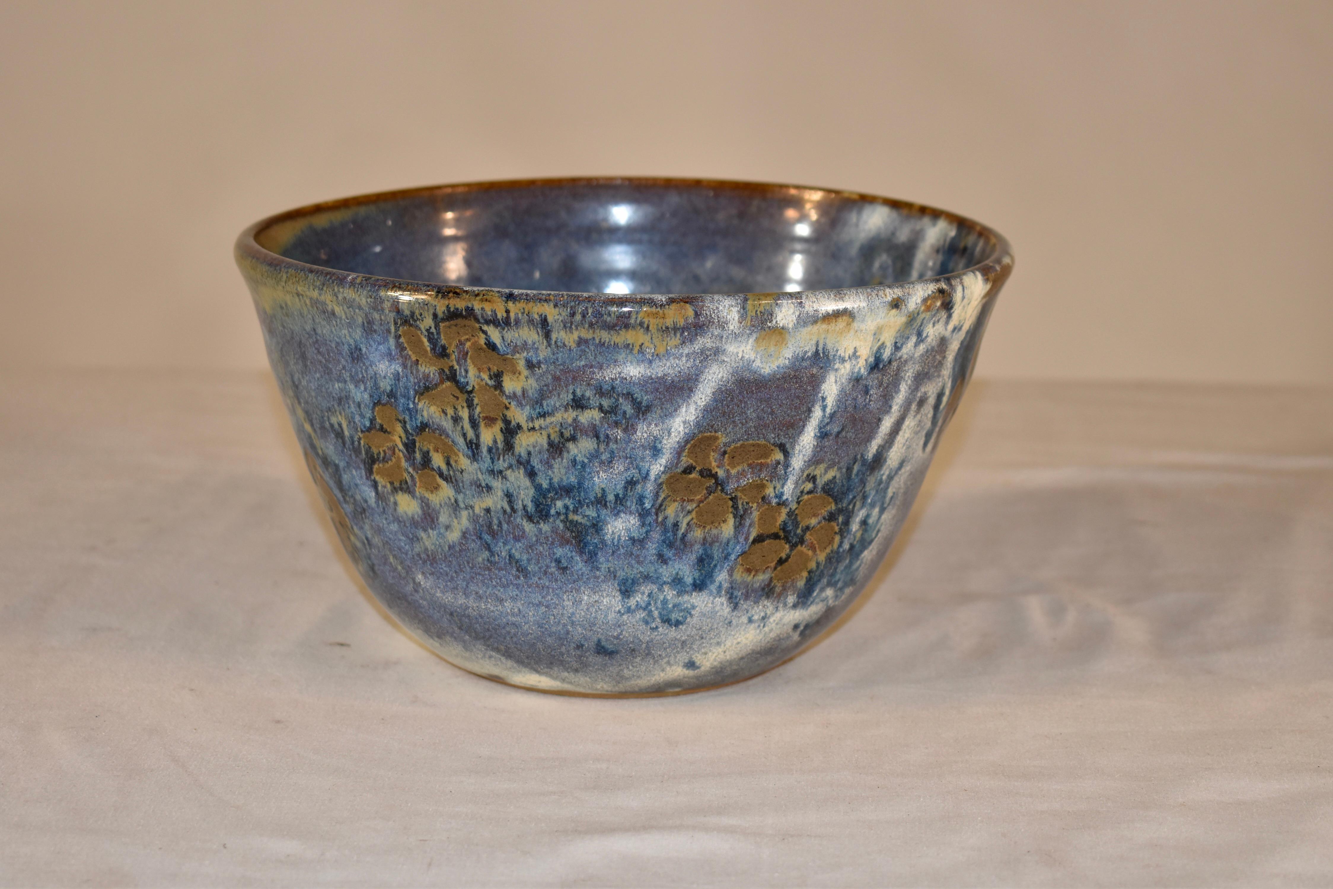 Cuenco de cerámica esmaltada a mano procedente de Seagrove, Carolina del Norte.  Los colores son preciosos en azules y marrones, y serían un complemento precioso para cualquier mesa o habitación.  