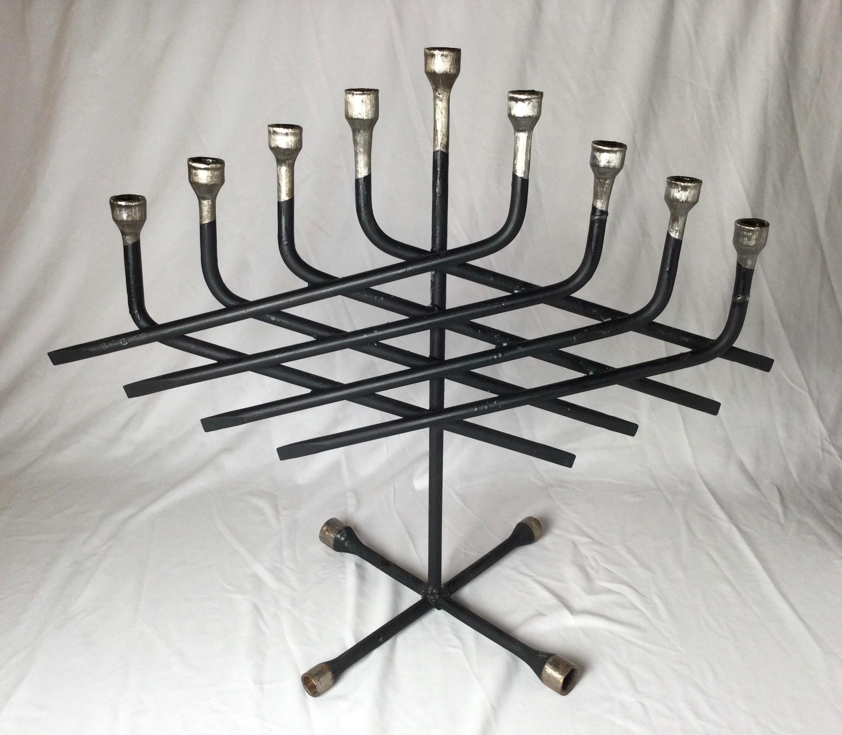 Handgefertigte wiederverwendete Folk Art Judaica Menorah. Künstler paraphiert. Handgefertigte Präzisionsarbeit mit eisernen Radmutternschlüsseln.