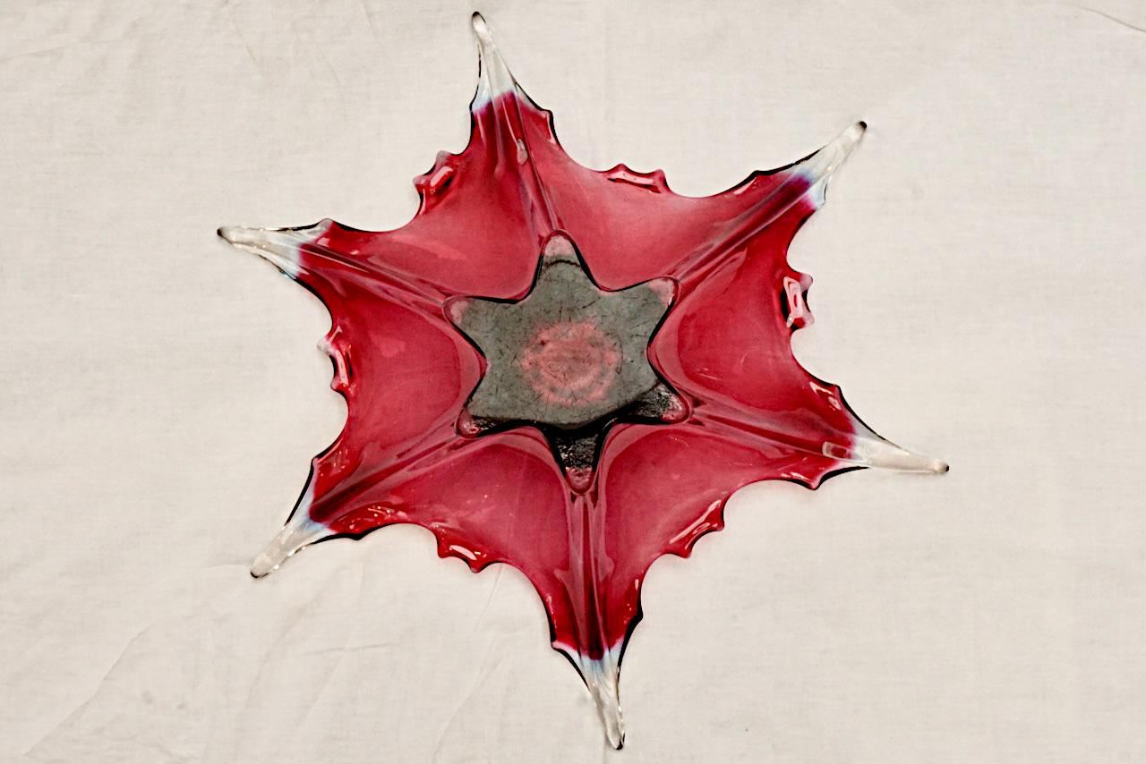 Ciotola in vetro artistico rosso, rosa e blu fatta a mano, anni '50 circa in vendita 1