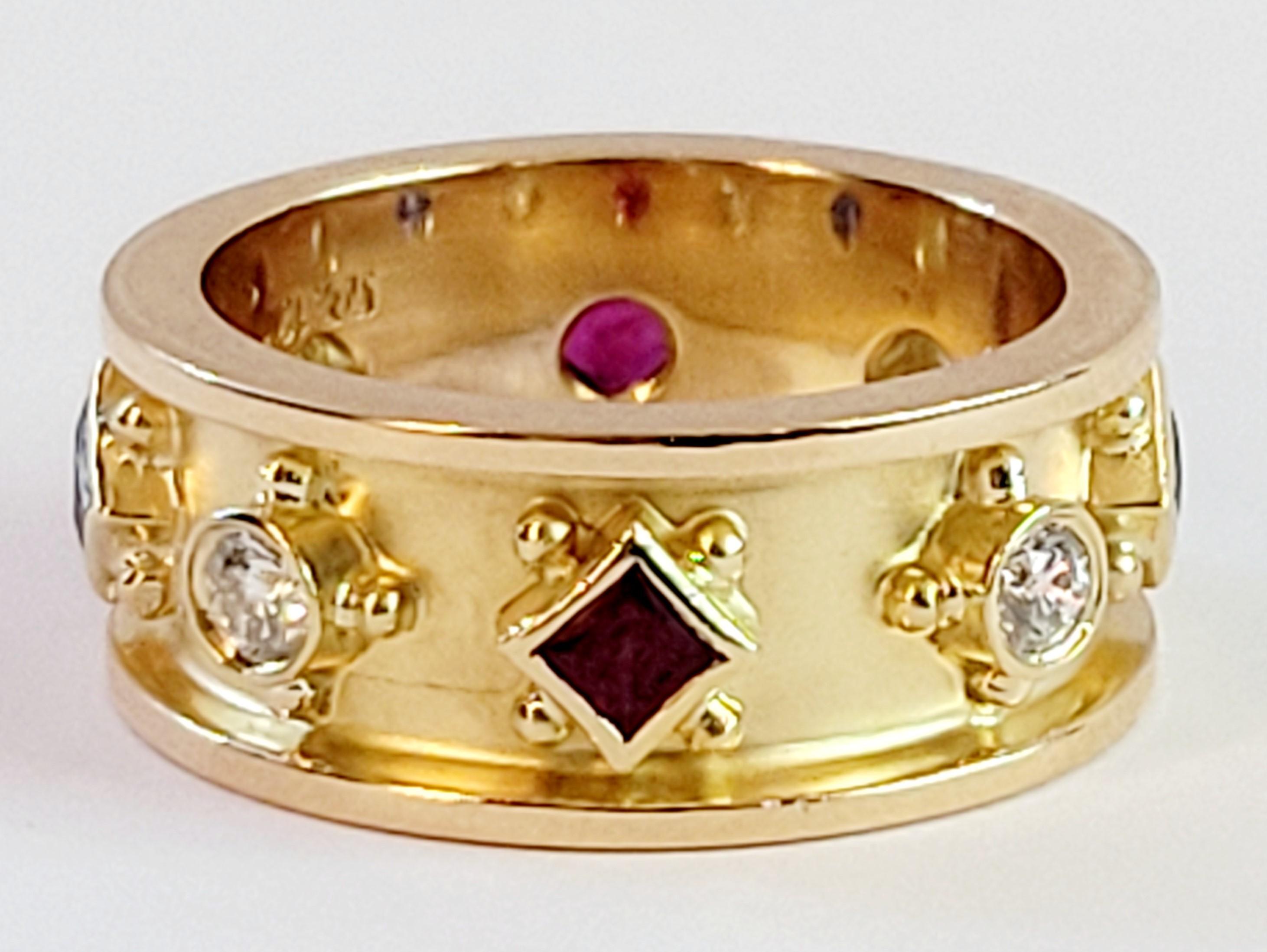 Hand-Made Ring in 18K Yellow Gold with Diamonds, Sapphire, Ruby In Excellent Condition For Sale In New York, NY