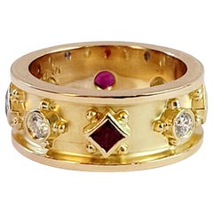 Handgefertigter Ring aus 18 Karat Gelbgold mit Diamanten, Saphiren, Rubinen