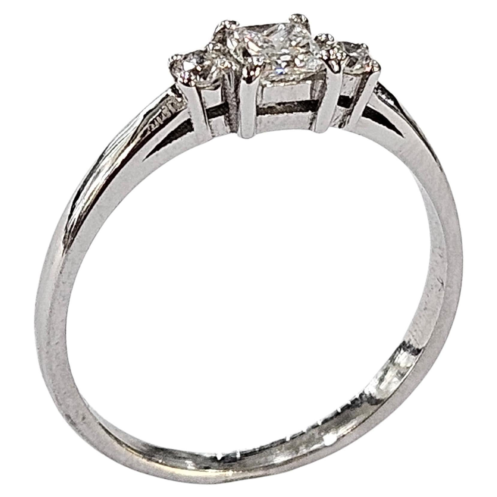 Charmante bague faite main en or blanc 18 carats, aux proportions idéales pour celles qui aiment les pièces discrètes. Avec un diamant naturel central de taille princesse pesant 0,20 cts (mesures (3,45 x 3,45 x 2,35 millimètres) Clarté VS1 et