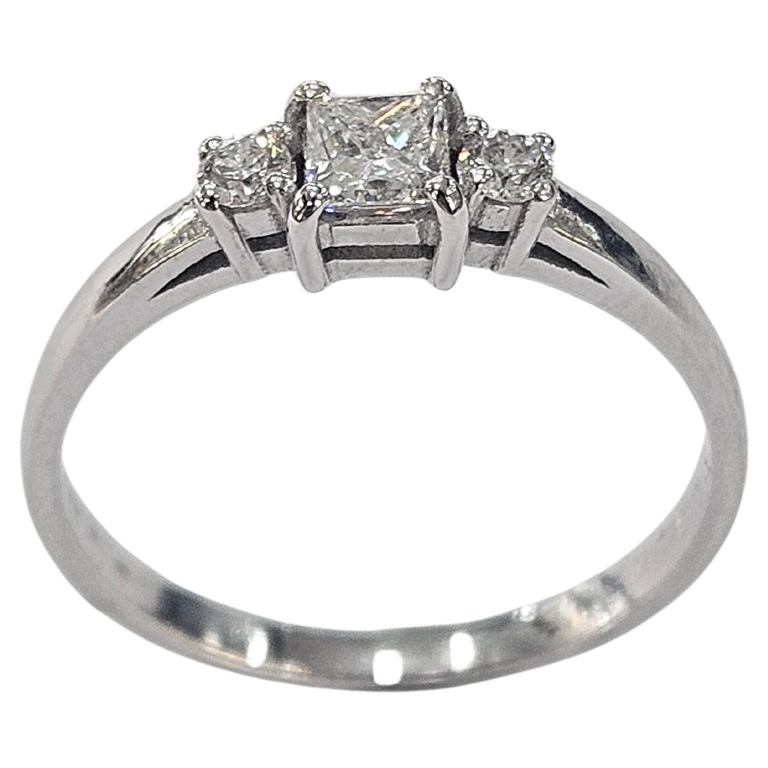 Bague Hand Made Diamant naturel taille princesse  0.20 Ct .Or blanc 18 Karat
