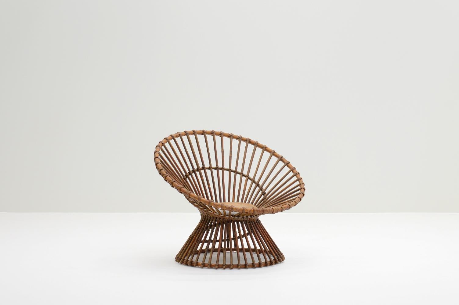 Handgefertigter Rattan-Sessel, Italien 60er Jahre. Organische Form und schöne Farbe / Patina. Mit neu gepolstertem Rindslederkissen. Hat einige Abnutzungserscheinungen im Laufe der Jahre, aber insgesamt in gutem Vintage-Zustand.

Fordern Sie einen