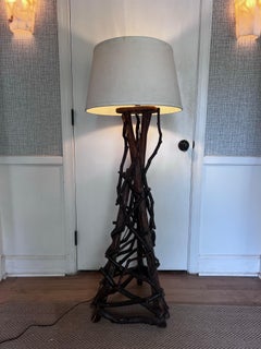 Lámpara de pie rústica hecha a mano con ramitas y ramas de árbol