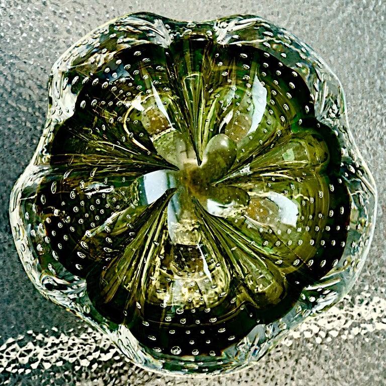 Milieu du XXe siècle Cendrier/bol en verre d'art à bulles vert sauge et transparent fait à la main, vers les années 1960  en vente