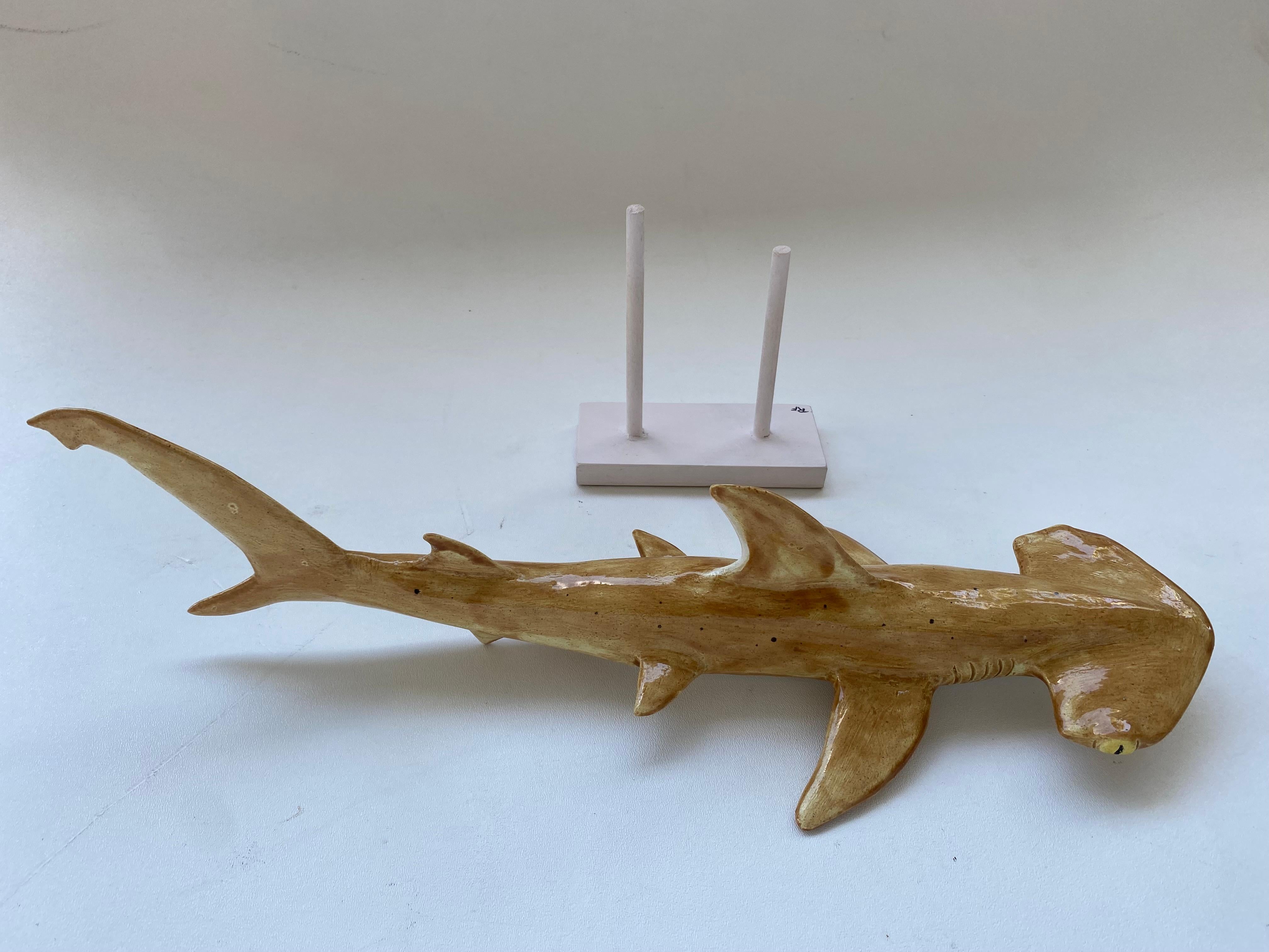 Sculpture Hand Made en céramique émaillée Requin marteau sur Stand par Rexx Fischer  Neuf - En vente à Miami, FL