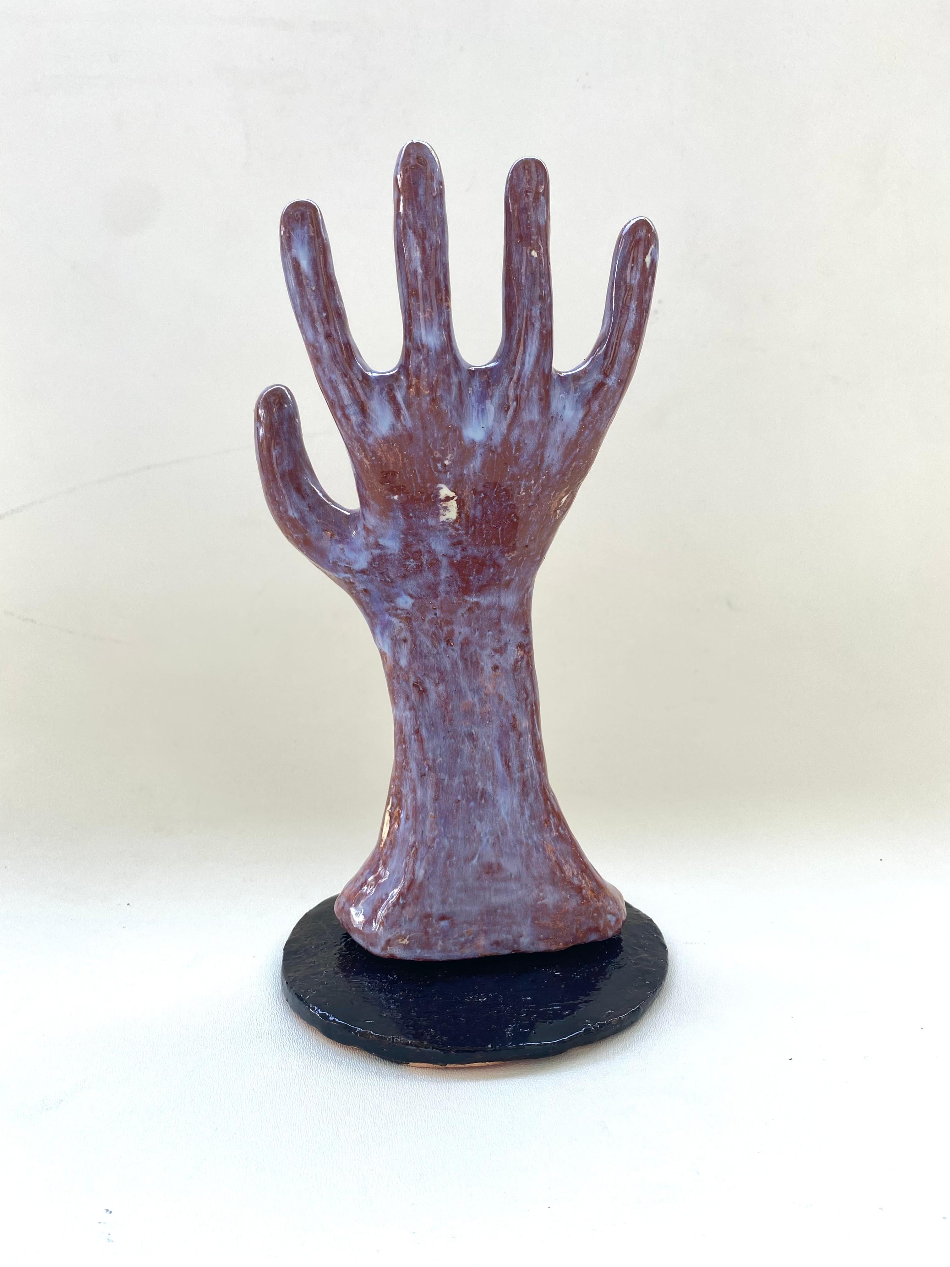 Hand gebaut skulpturale glasierte Keramik Hand Schmuck Display

Zum Verkauf angeboten wird eine handgefertigte funktionelle Kunst Keramik Hand, die signiert und datiert von Rexx Fischer ist. Die Hand ist sowohl ein funktionales als auch ein