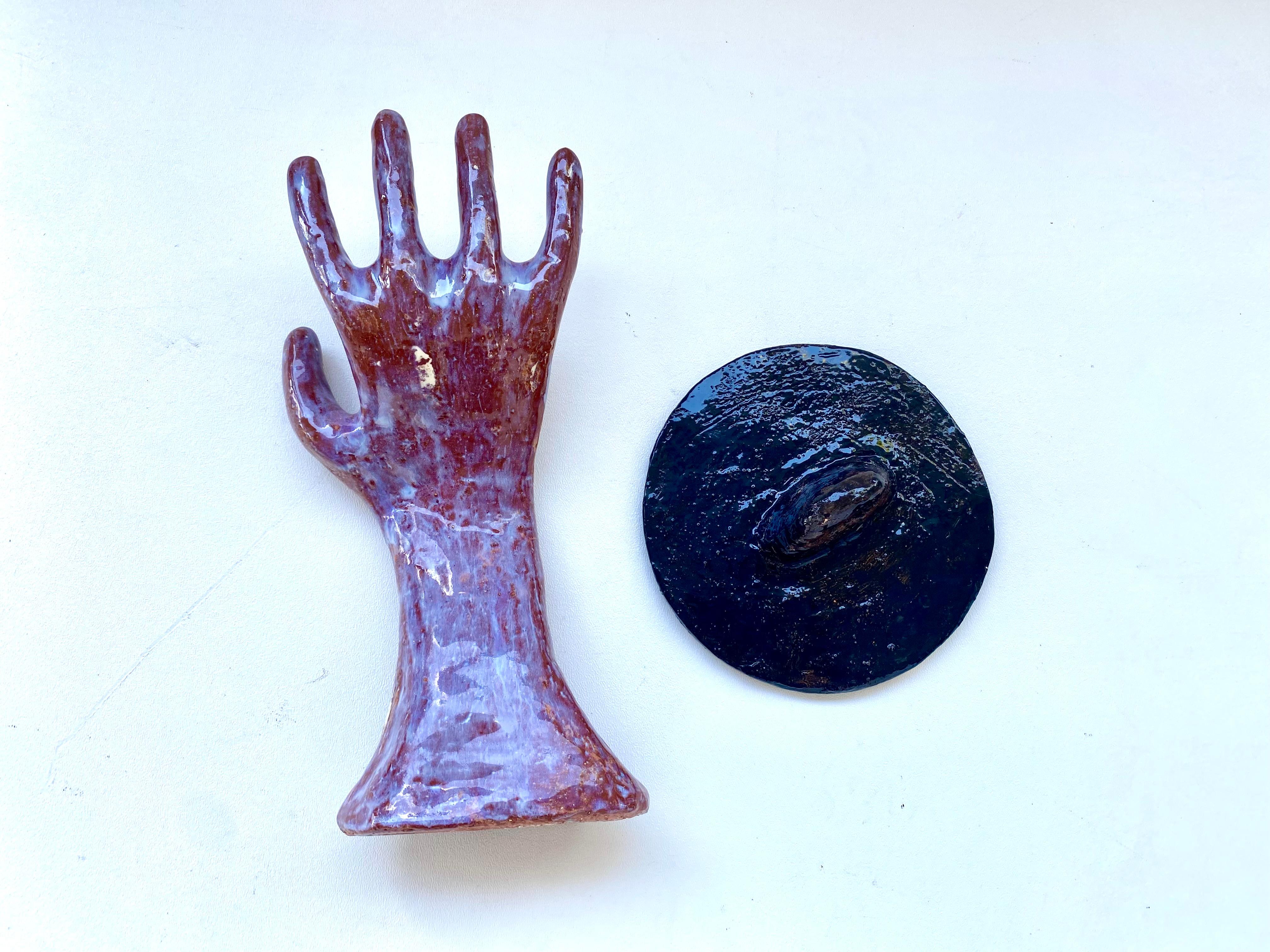 Hand Made Sculptural Glazed Ceramic Hand Jewelry Display Functional Art (21. Jahrhundert und zeitgenössisch) im Angebot
