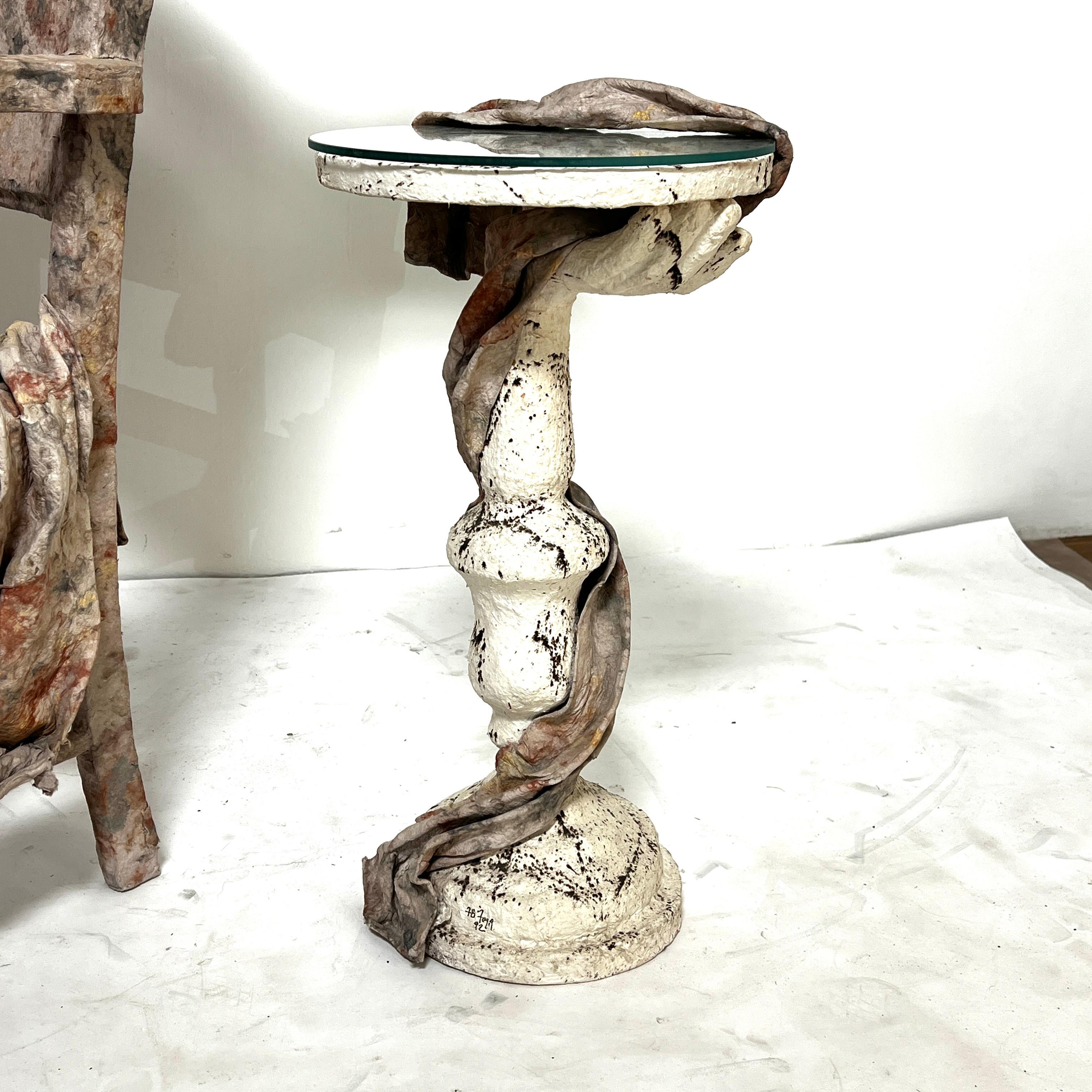 Ensemble table et chaise en papier maché fait à la main en Studio Craft par Ann Johnson en vente 3