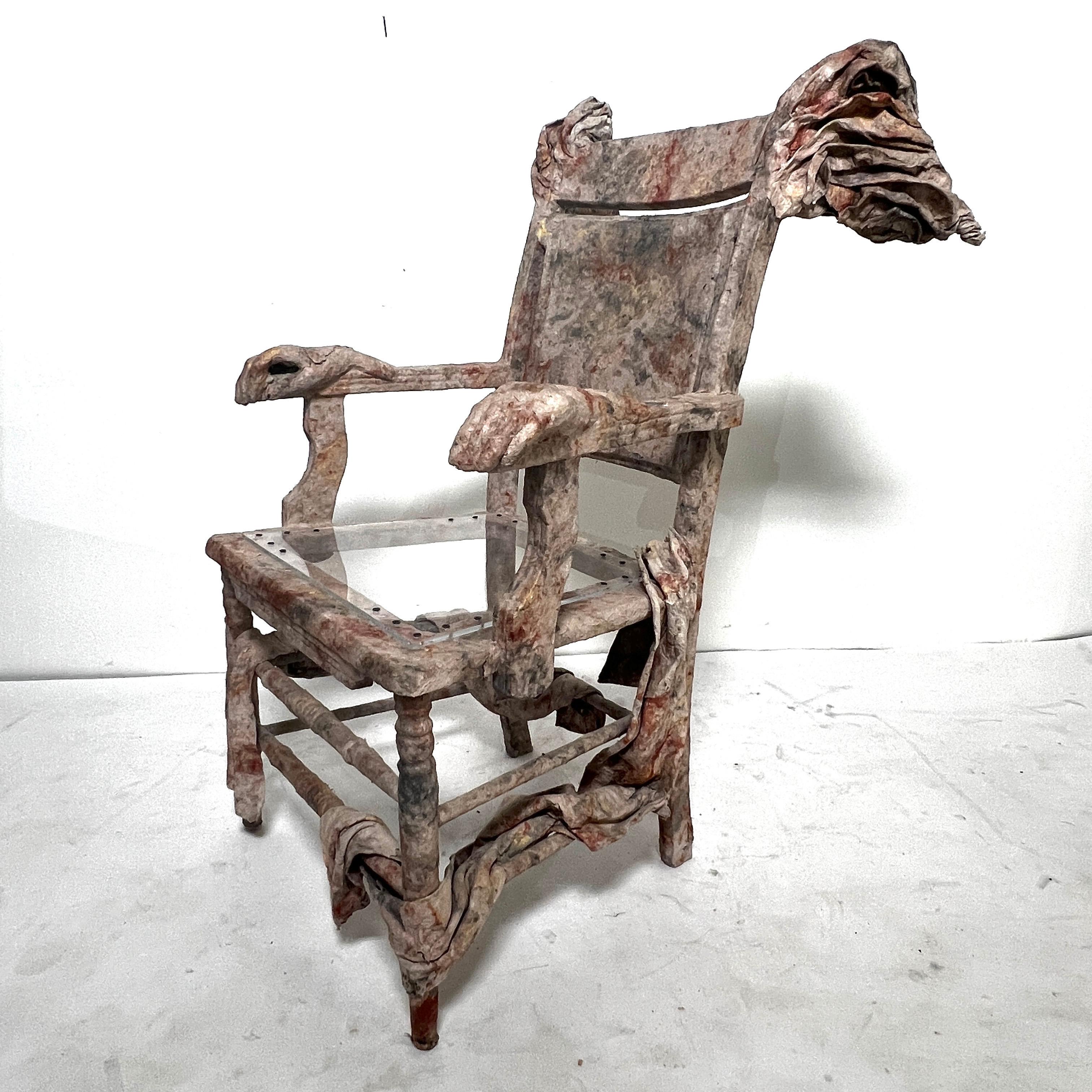 Une chaise sculpturale à oreilles et une table drapée de l'artiste primée Ann Johnson de Muncie, Indiana. Sous le pseudonyme de F.B.I. Fogg, elle a créé ces œuvres dans le cadre du mouvement du mobilier d'art des années 1980 et du début des années