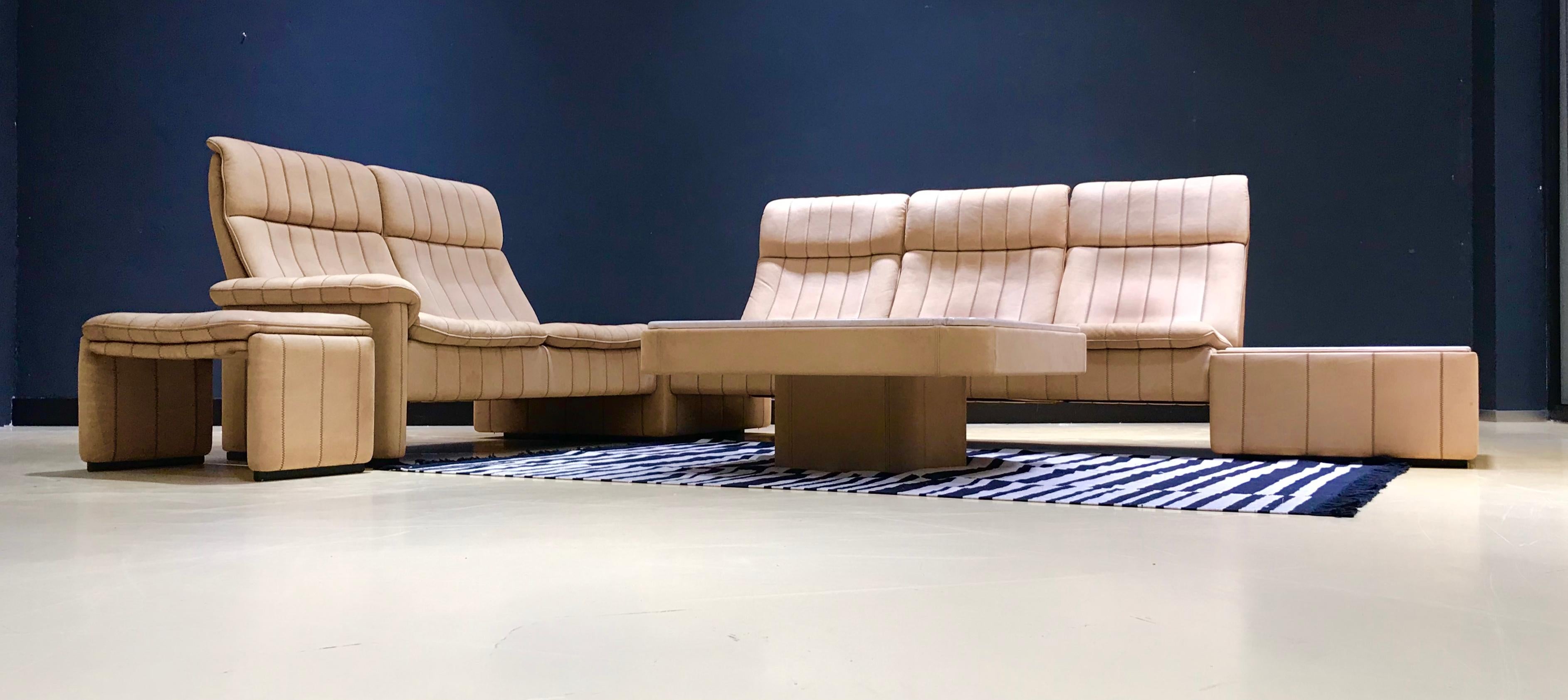 Late 20th Century Handmade Swiss Neck-Leather Livingroom Set with Marble coffeetables by De Sede For Sale