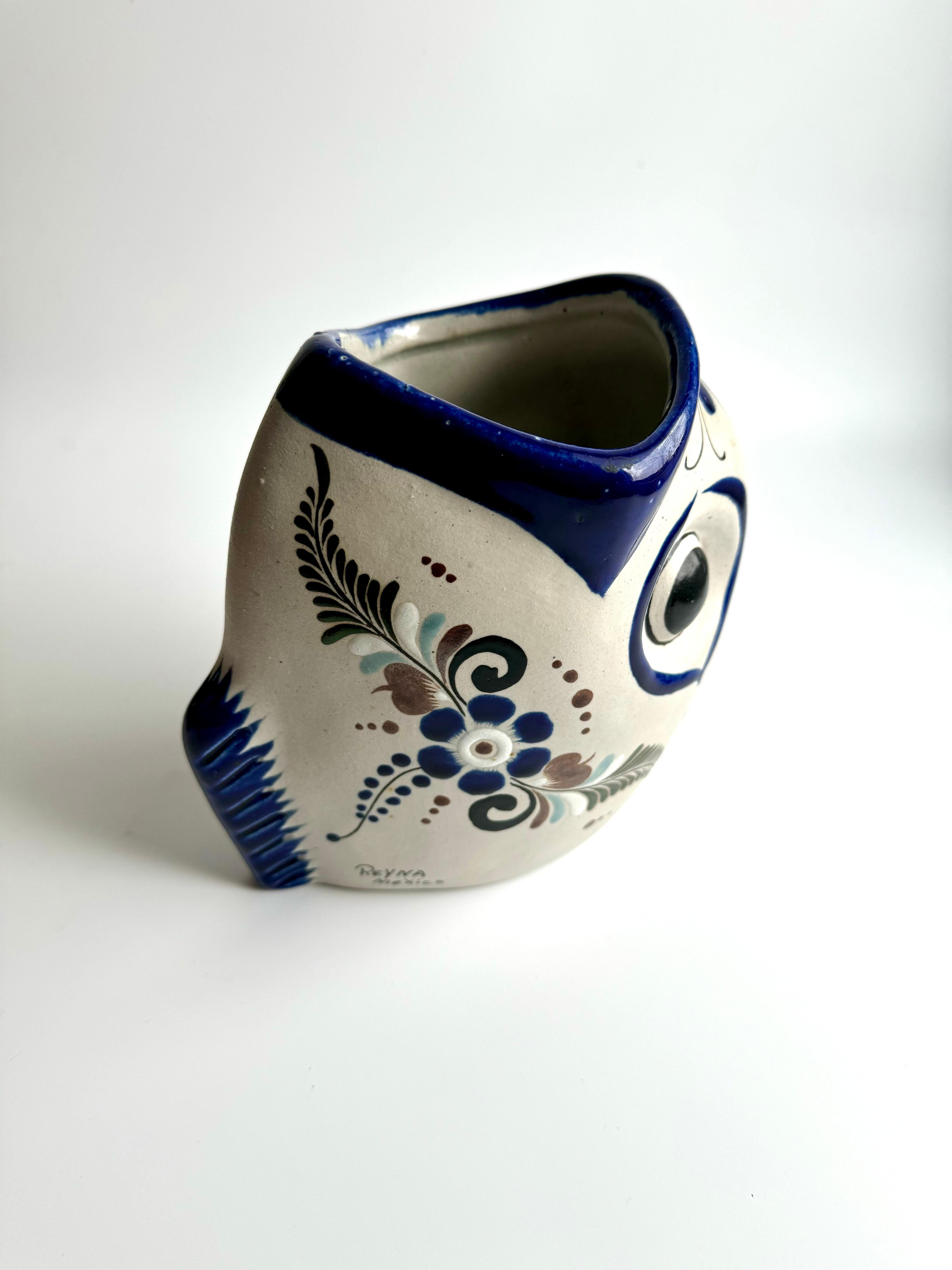 Seltene volkstümliche Keramikvase aus der Stadt Tonalá in Mexiko, geformt in Form eines Fisches, der mit weit geöffnetem Maul auf einem Schwanz steht. Übertriebene Gesichtszüge, handbemalt in Kobaltblau, machen diese Vase zu einem einzigartigen und
