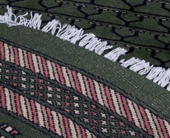Handgefertigter Stammes-Teppich in Marineblau und Grün mit cremefarbenen Akzenten aus Indien, rund