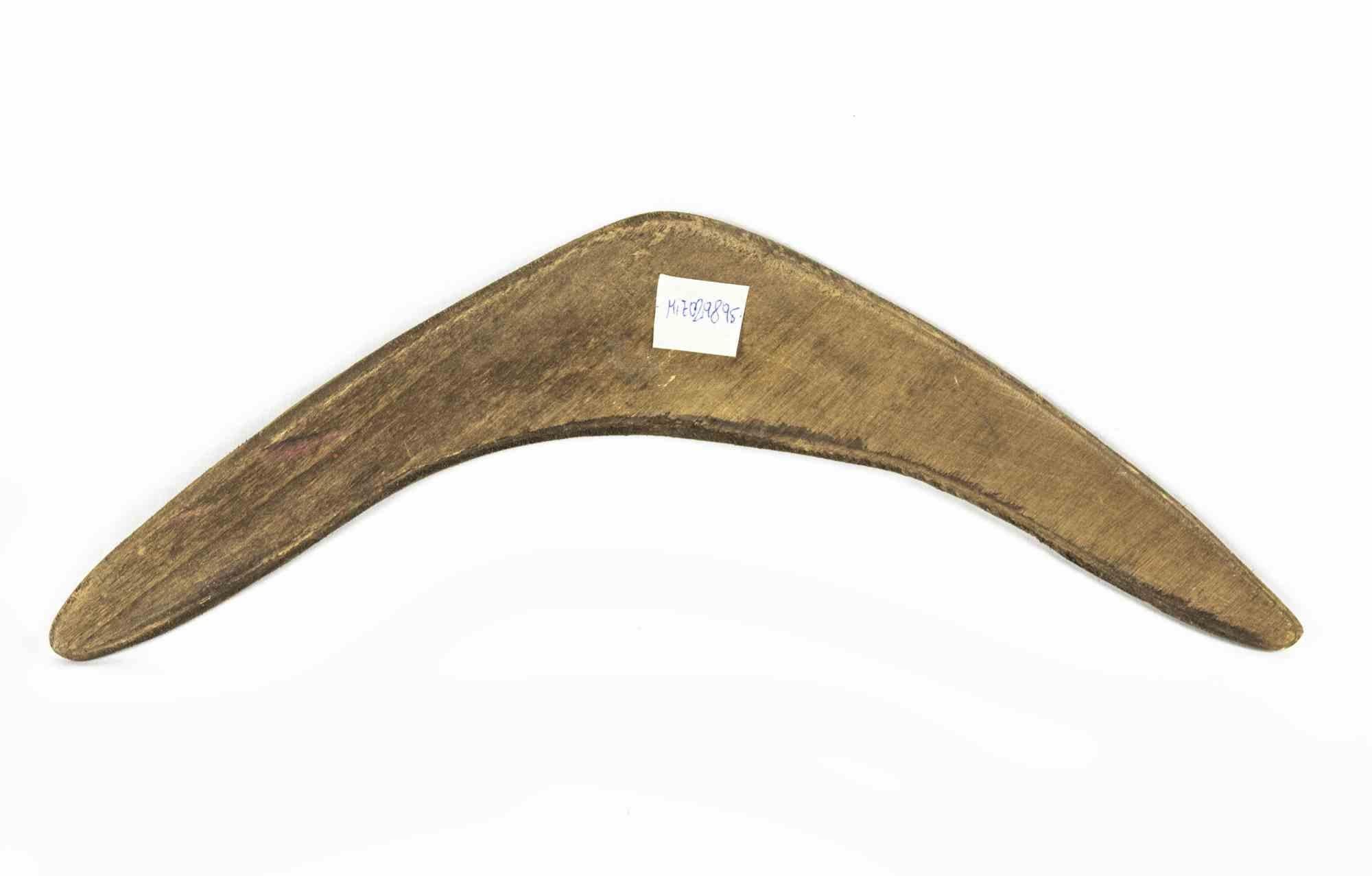 Hand-made vintage boomerang is an original decorative modern object realized in Australia in the mid-20th century.

Original wood.

Hand-made.

Total dimensions: 1 x 44 x 18 cm.

Mint conditions.