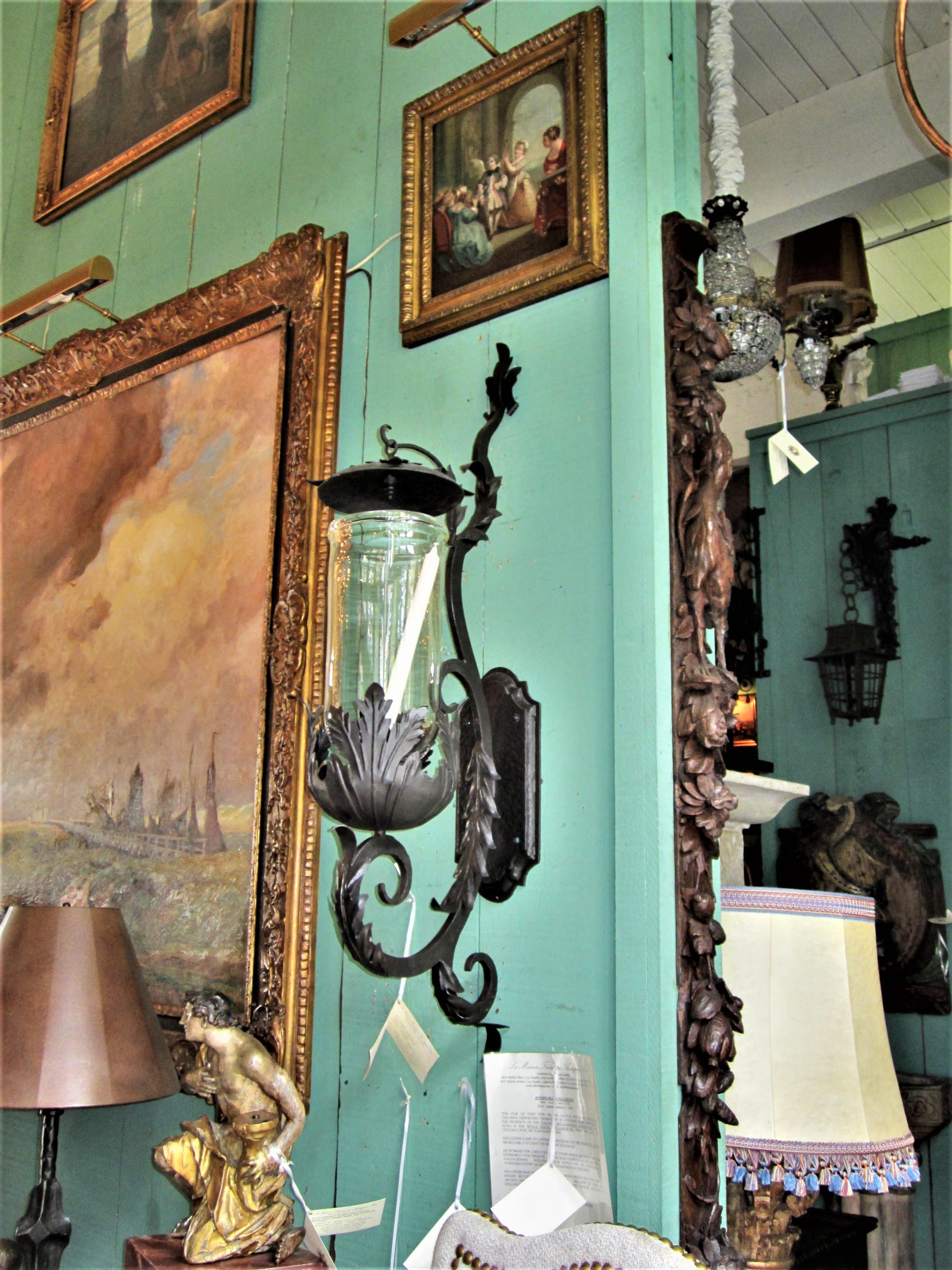 Lanterne de jardin murale fabriquée à la main Porte-bougie Lampe ouragan en cristal. 
Une grande paire  Appliques murales en fer forgé de style rococo italien Regence. 

Le verre Hurricane en cristal est en fait un photophore en cristal soufflé à la