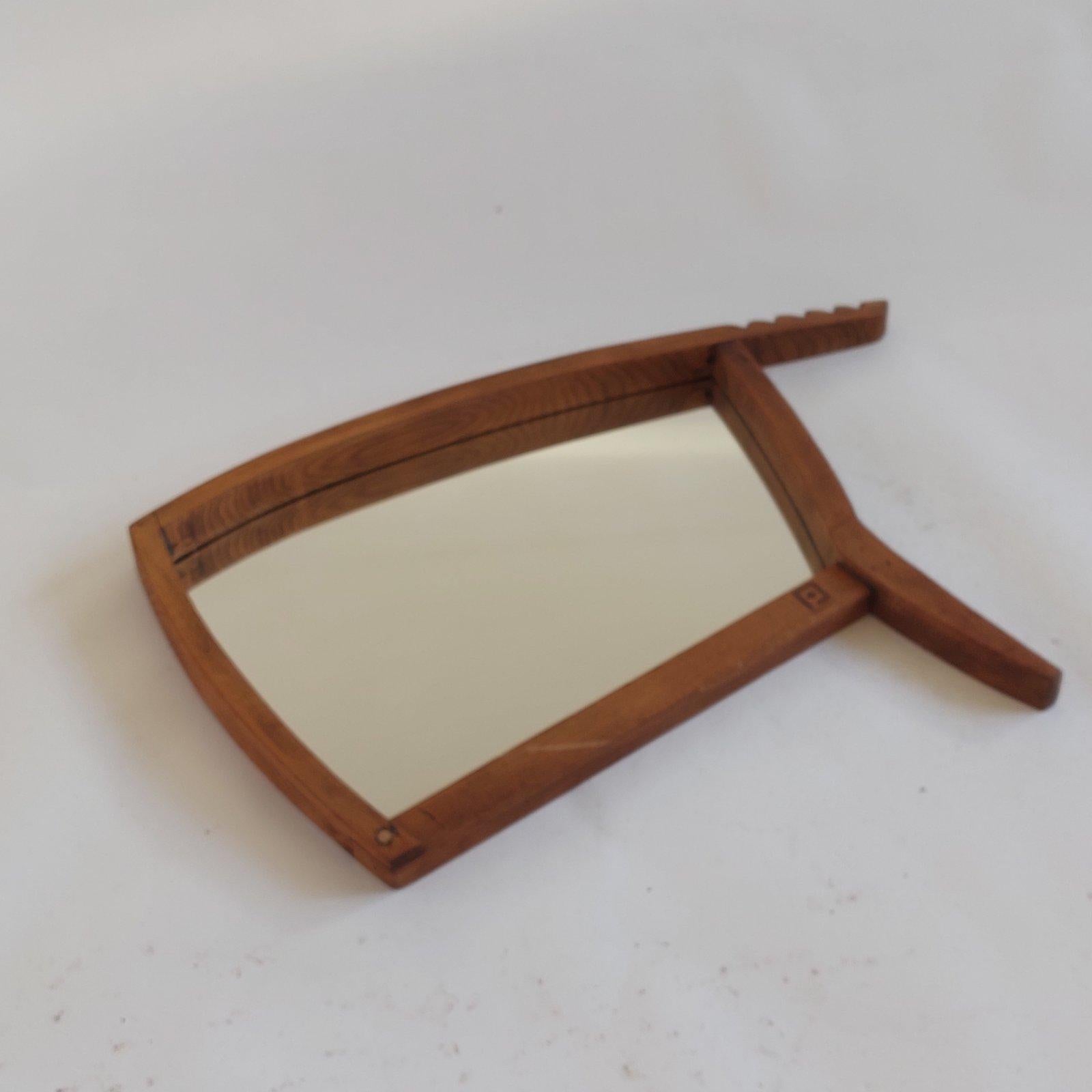 Hier präsentieren wir einen Spiegelrahmen aus Walnussholz, der von PUNKT Workshop aus antiken Stuhlteilen handgefertigt wurde. PUNKT Workshop lässt sich vom Upcycling großartiger Holz- und Lederteile aus antiken und Vintage-Möbeln inspirieren. Sie