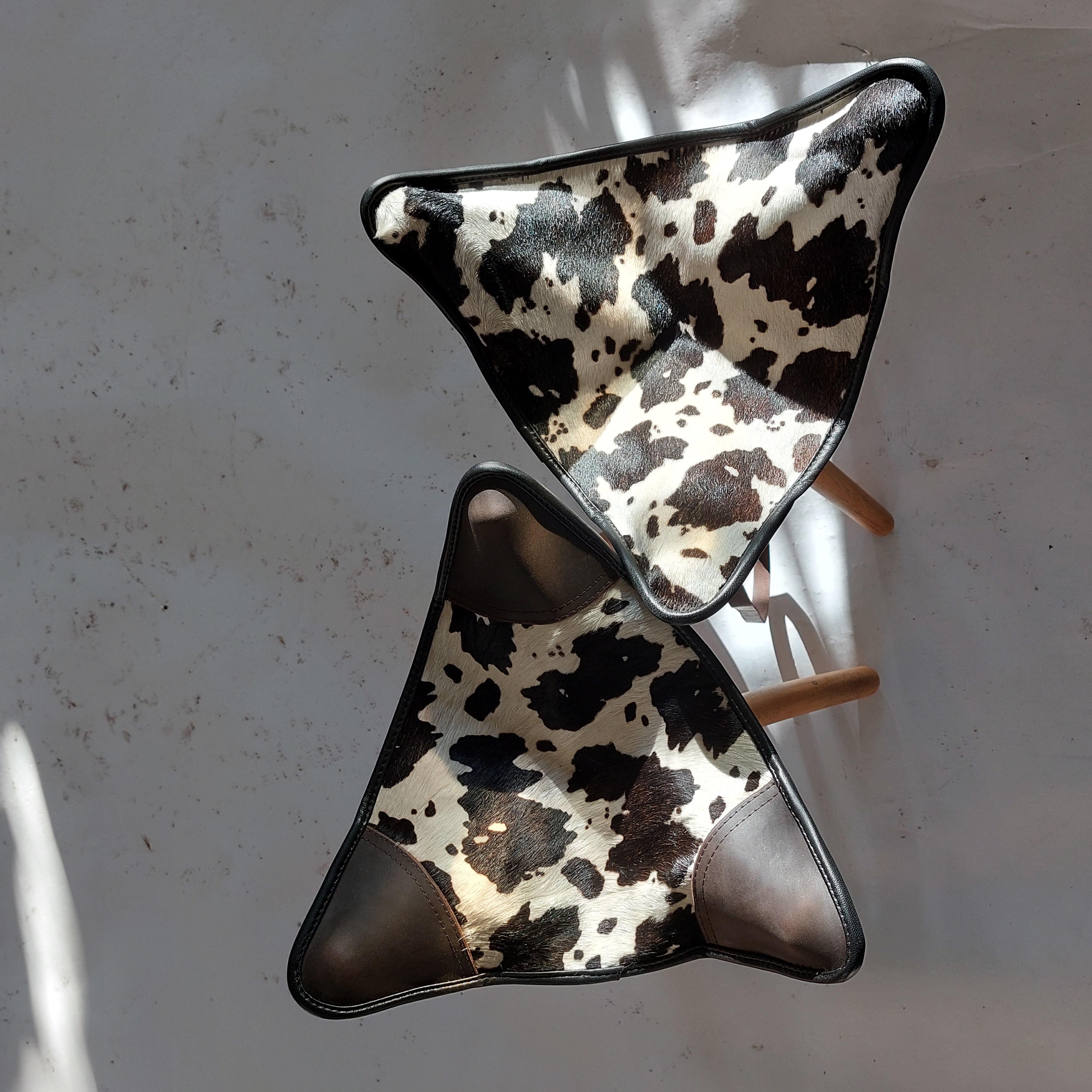 Cuir Hand Made Tabouret pliant tripode en noyer Siège en cuir de dalmatien par PUNKT Workshop en vente