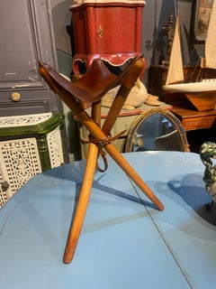Hand Made Tripod Folding Stool with Leather Seat by PUNKT Workshop (tabouret pliant tripode en noyer avec assise en cuir)
