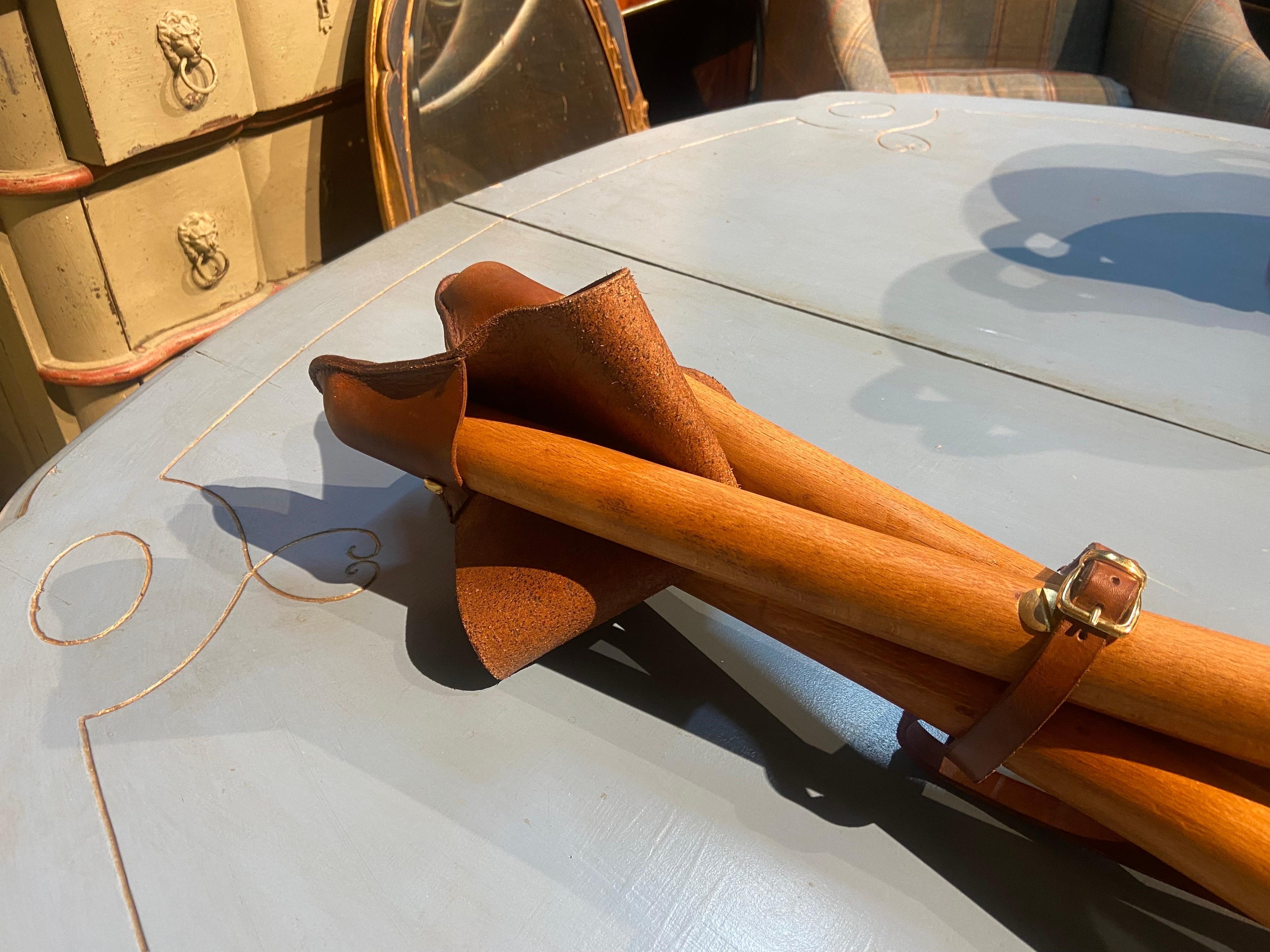 Cuir Hand Made Tripod Folding Stool with Leather Seat by PUNKT Workshop (tabouret pliant tripode en noyer avec assise en cuir) en vente