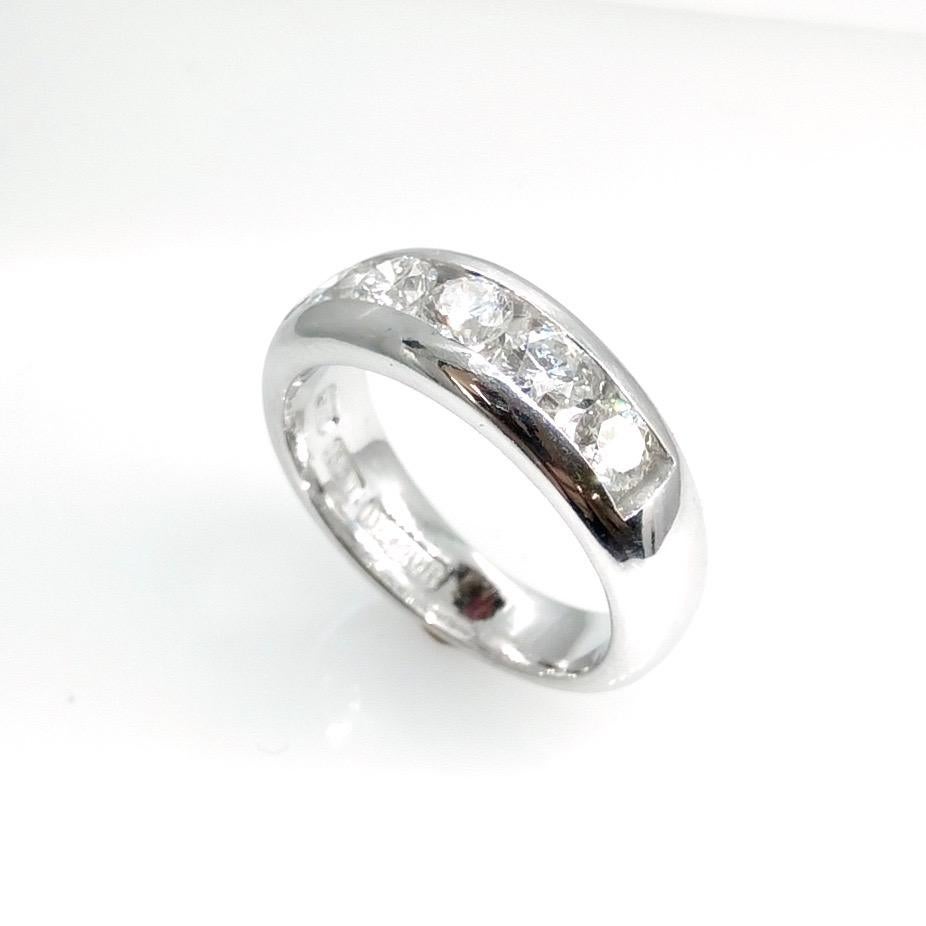 Anello di classe e solido in oro bianco 18 carati fatto a mano (anello dell'eternità)
canale con cinque diamanti rotondi taglio brillante
Il peso totale dei diamanti è di 1,00 carati
La purezza è VS, il colore G-H.
Taglia L 1/2 (taglia USA 6)
Il