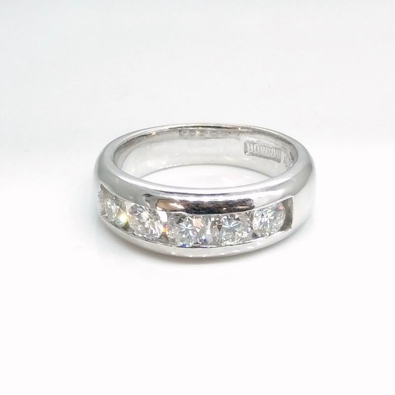 Contemporaneo Anello con cinque diamanti in oro bianco Hand Made in vendita